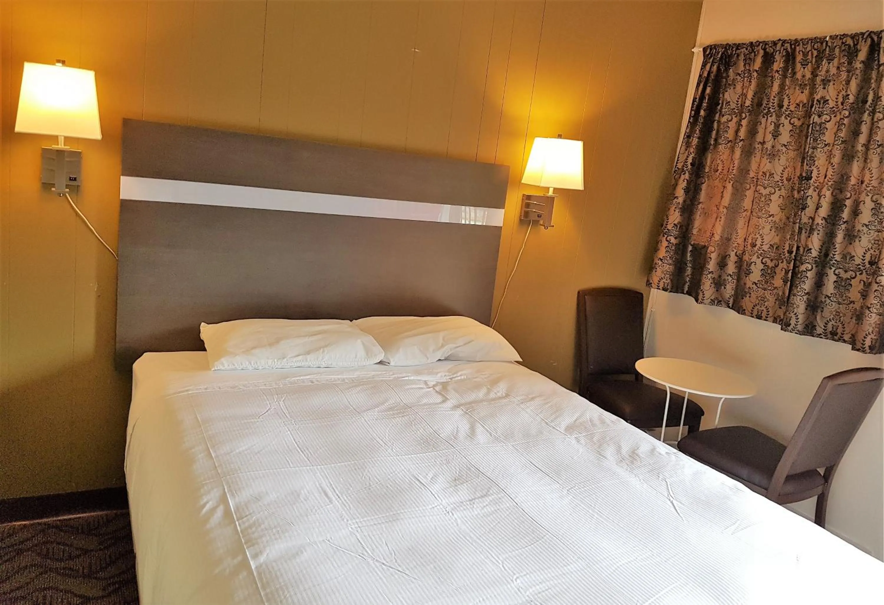 Bed in Holiday Motel & RV Resort