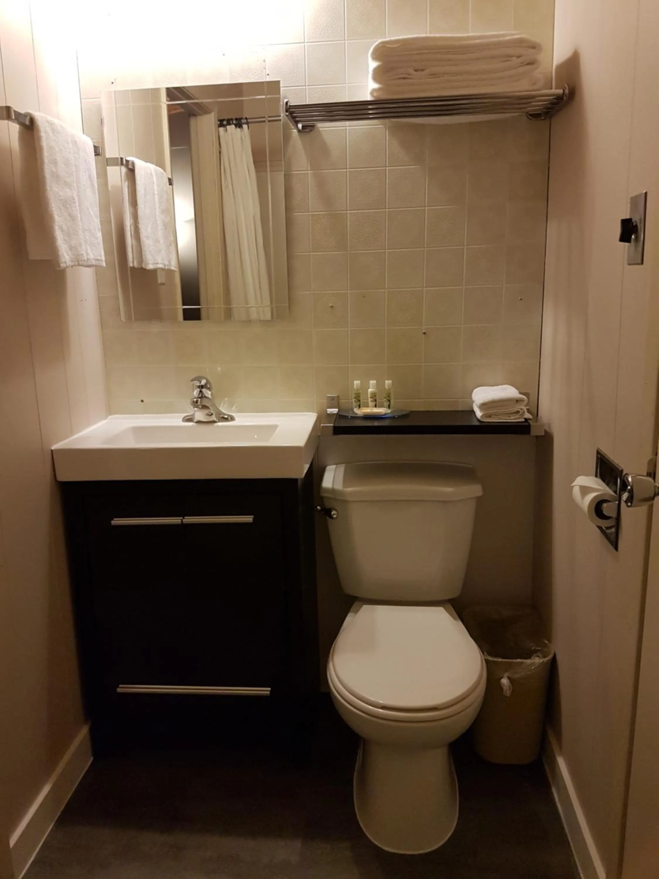 Bathroom in Holiday Motel & RV Resort