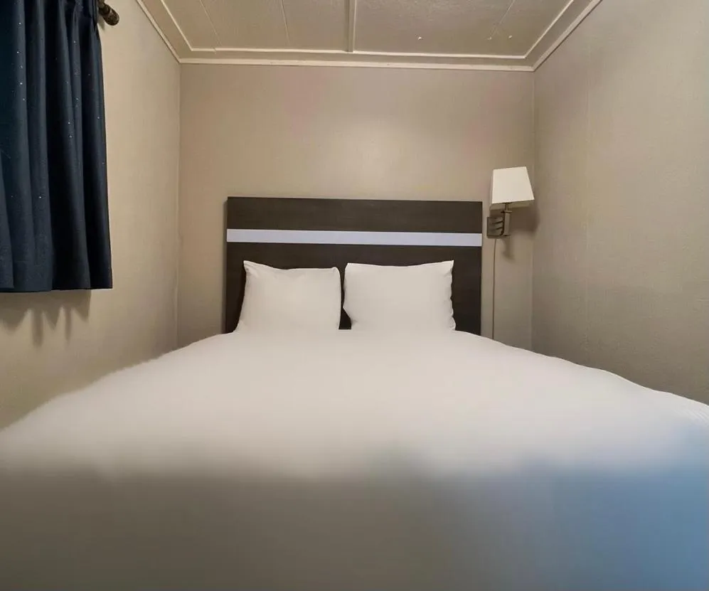 Bed in Holiday Motel & RV Resort