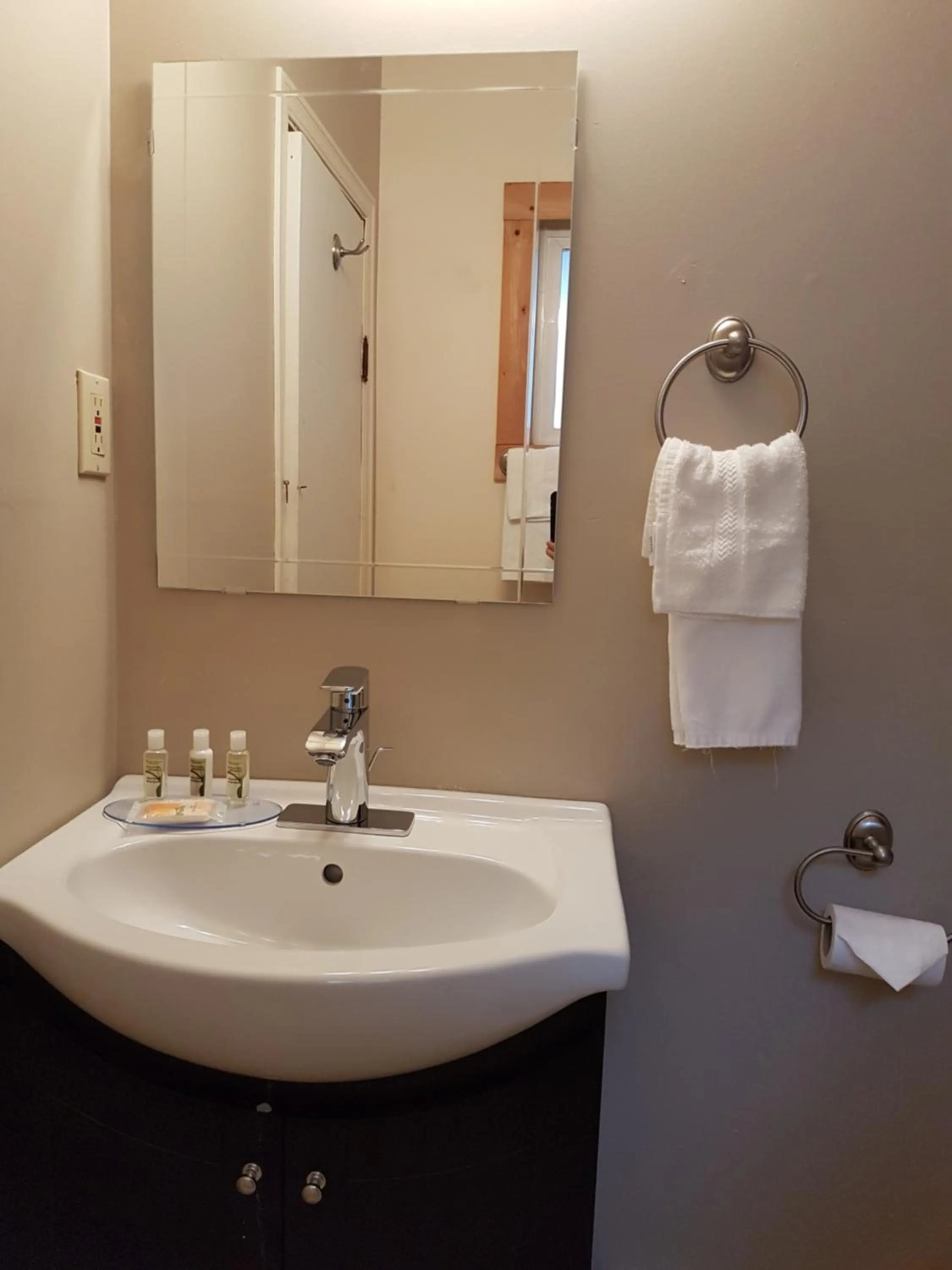 Bathroom in Holiday Motel & RV Resort