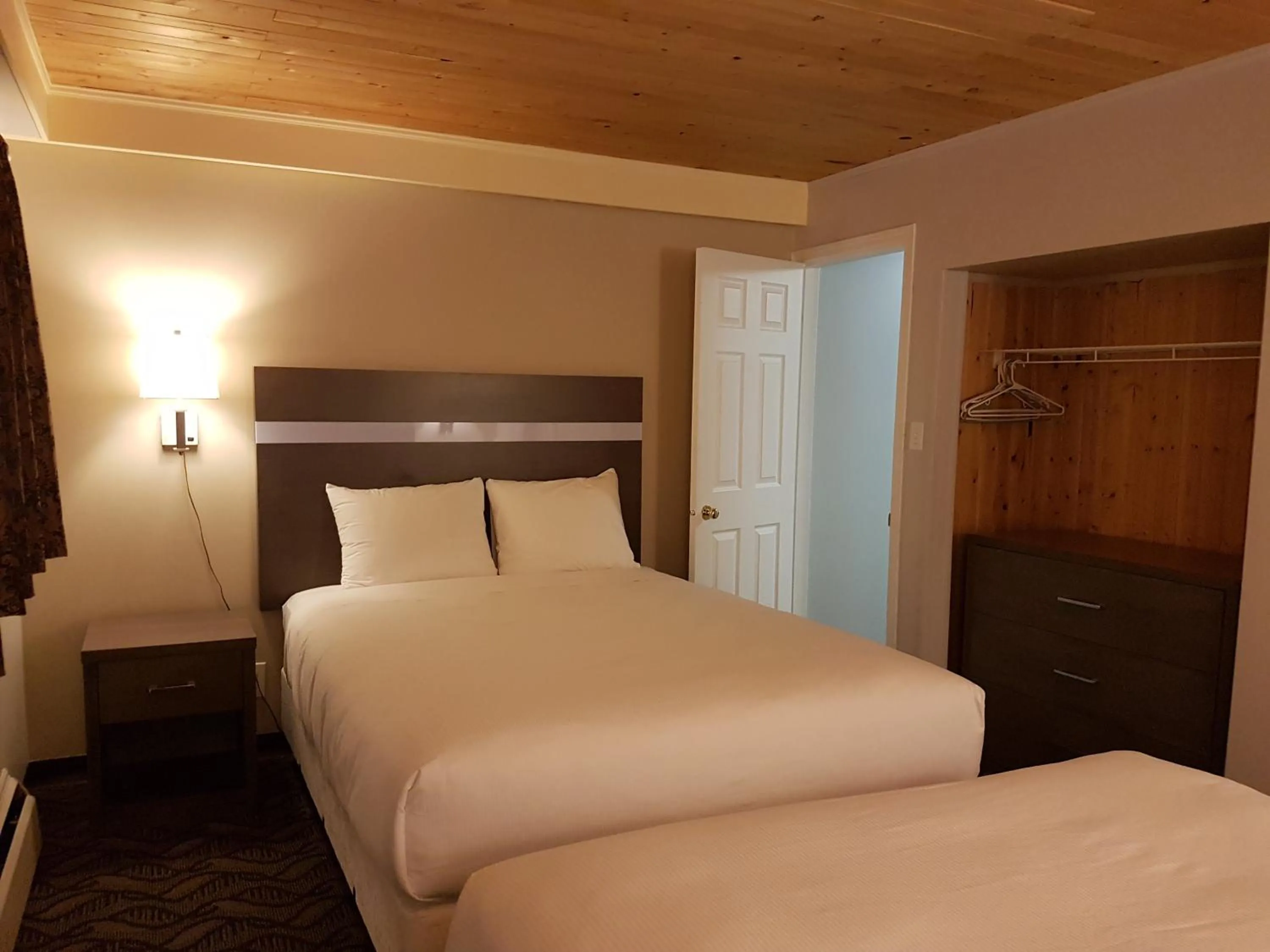 Bedroom, Bed in Holiday Motel & RV Resort