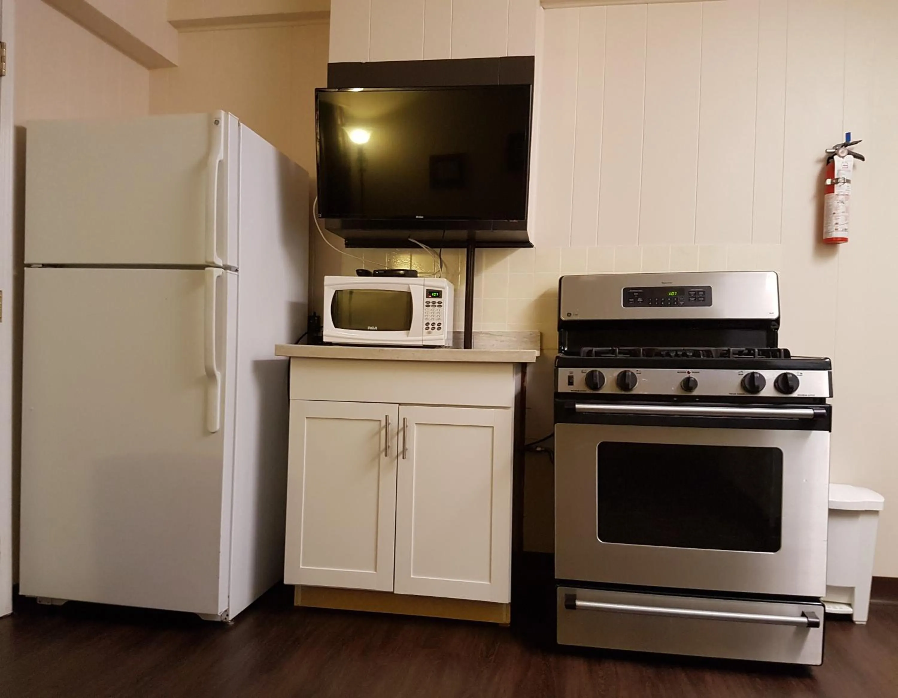 Kitchen or kitchenette in Holiday Motel & RV Resort