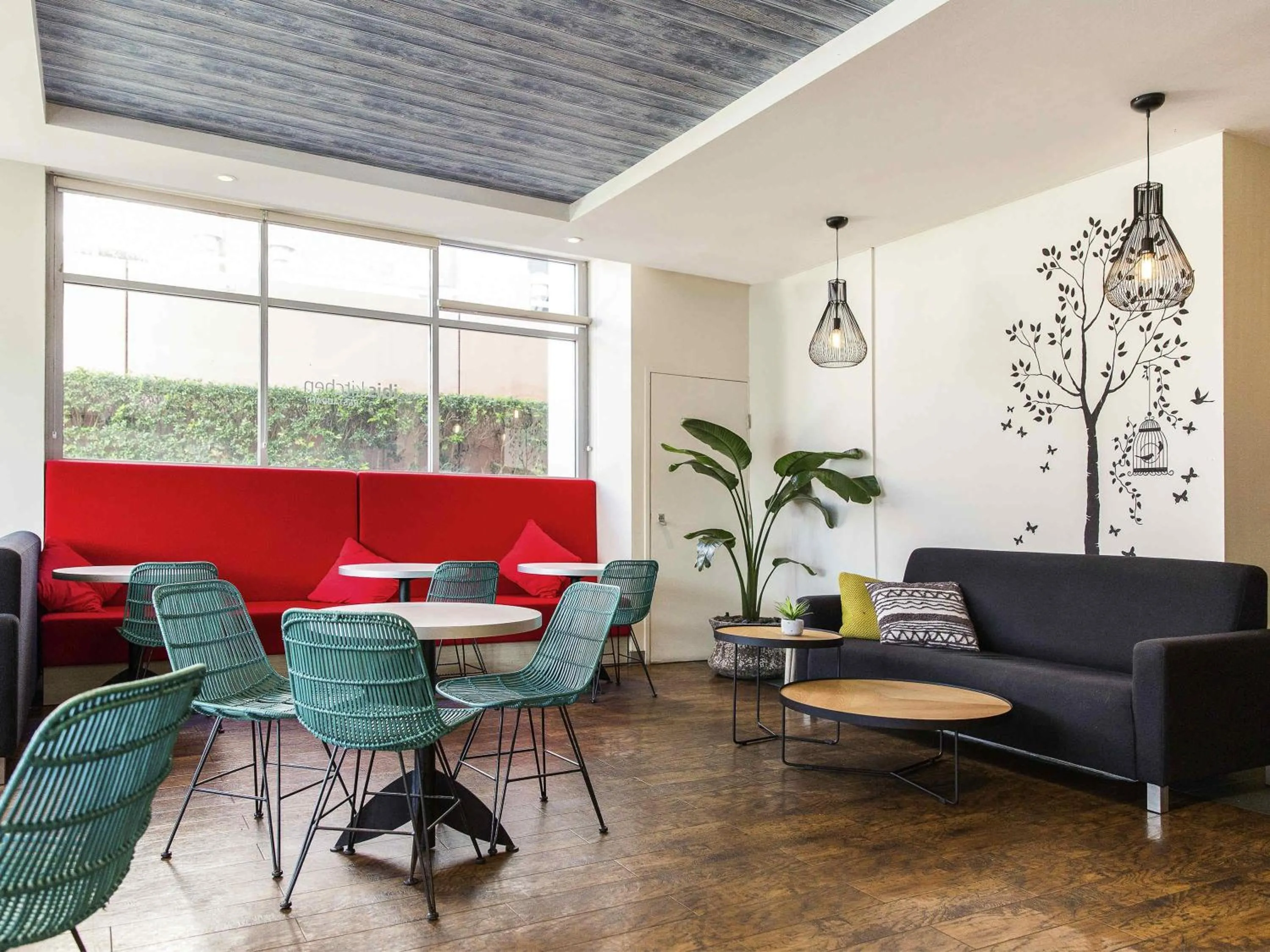 Lounge or bar in ibis Sydney Darling Harbour