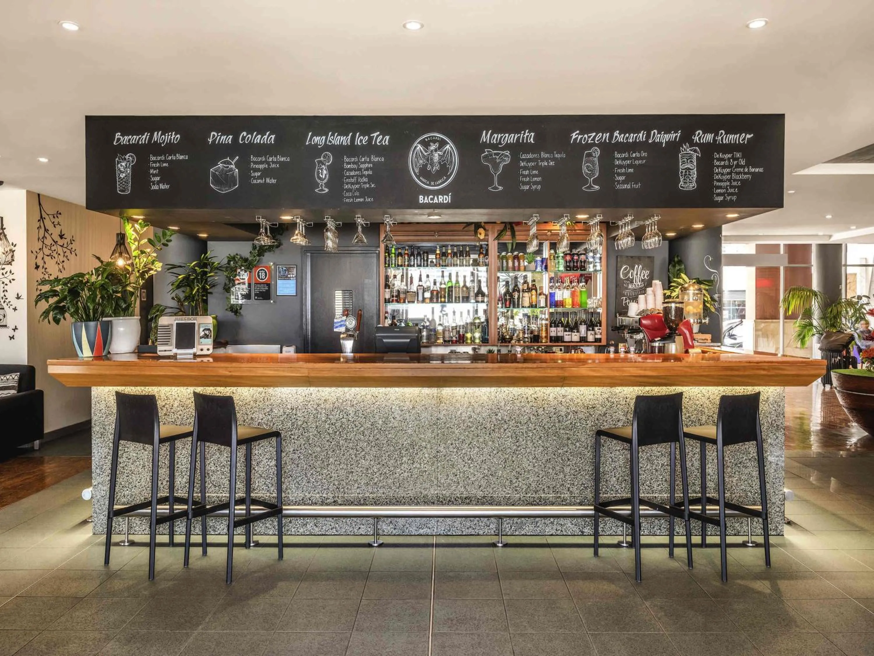 Lounge or bar in ibis Sydney Darling Harbour