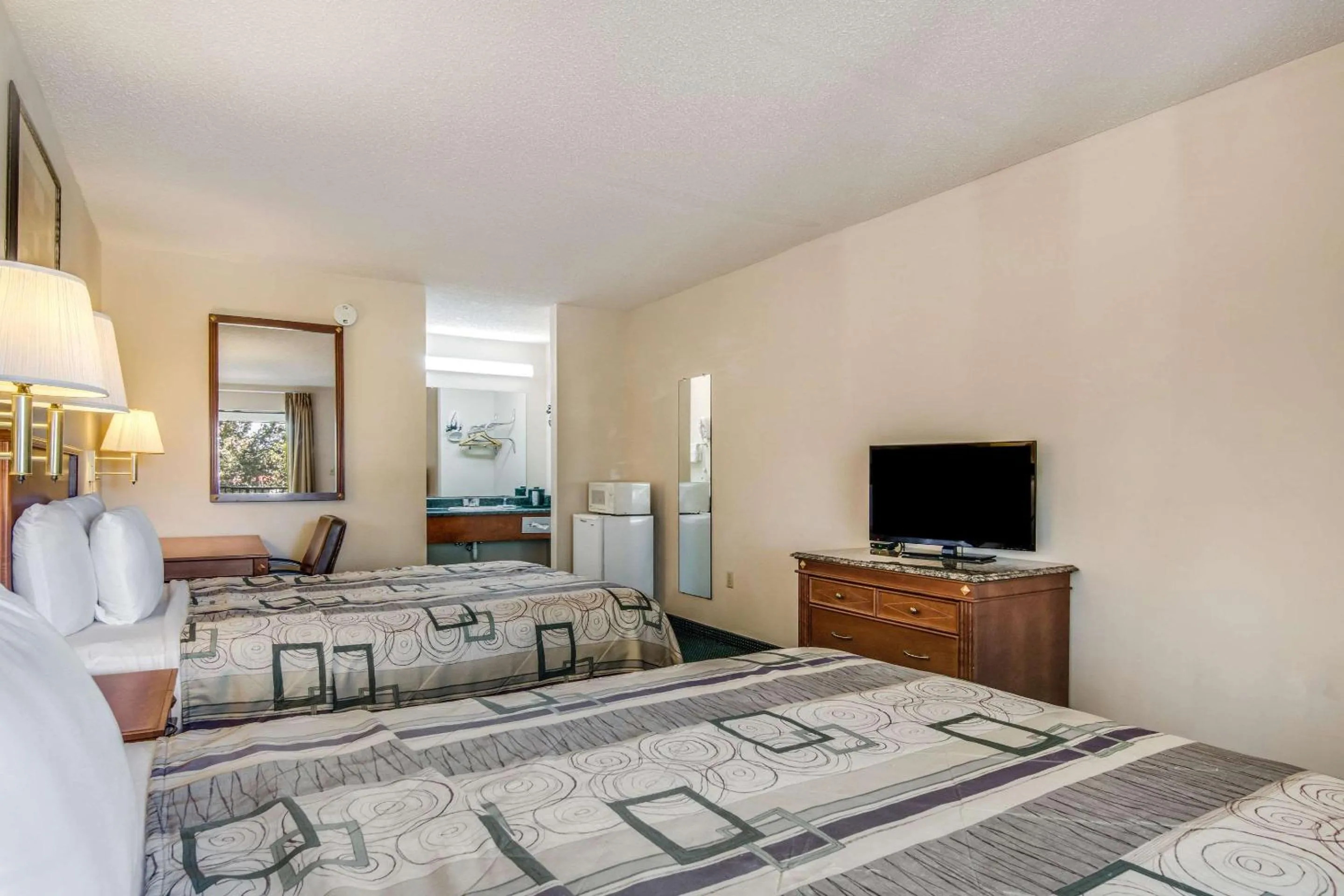 Photo of the whole room, Bed in Rodeway Inn & Suites Dublin