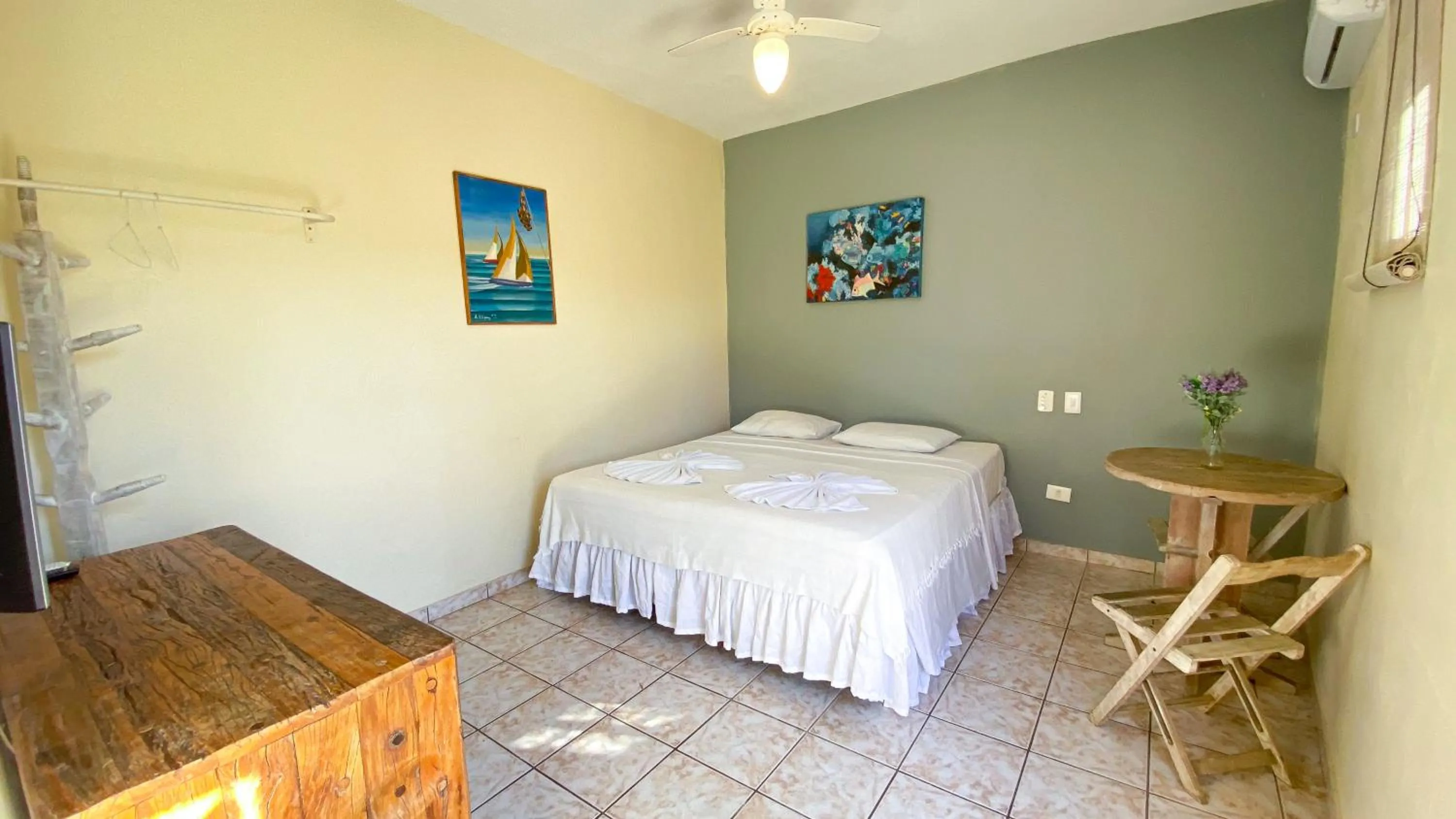 Photo of the whole room, Bed in Pousada Montemar