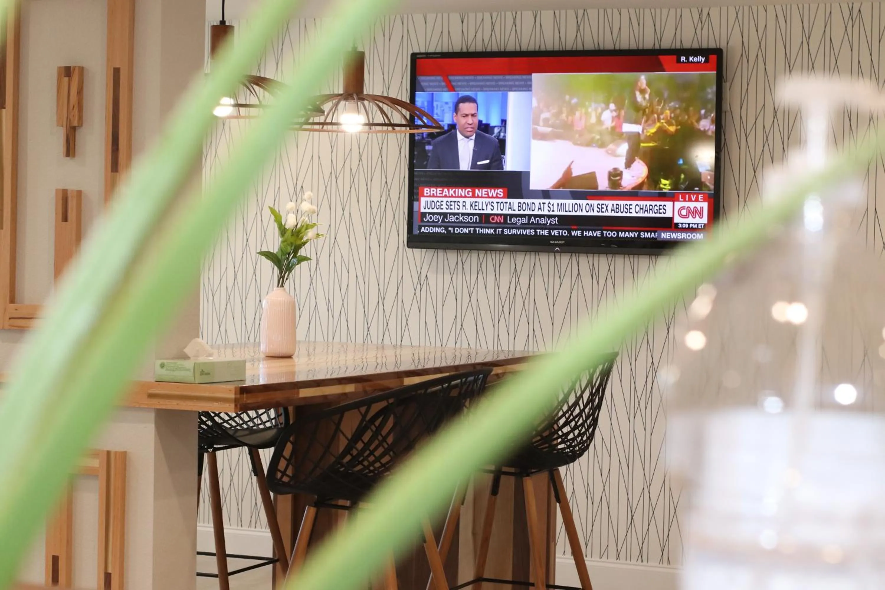 Communal lounge/ TV room in Arya Inn and Suites