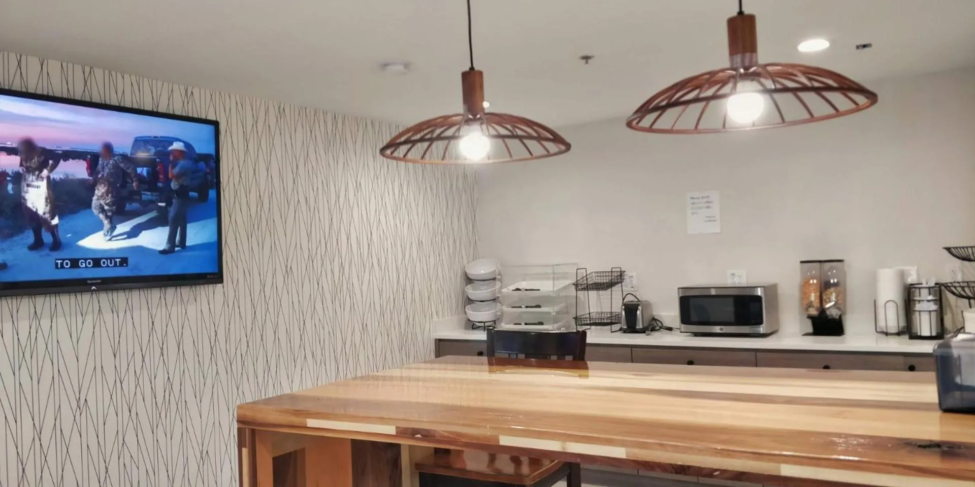 Communal lounge/ TV room in Arya Inn and Suites