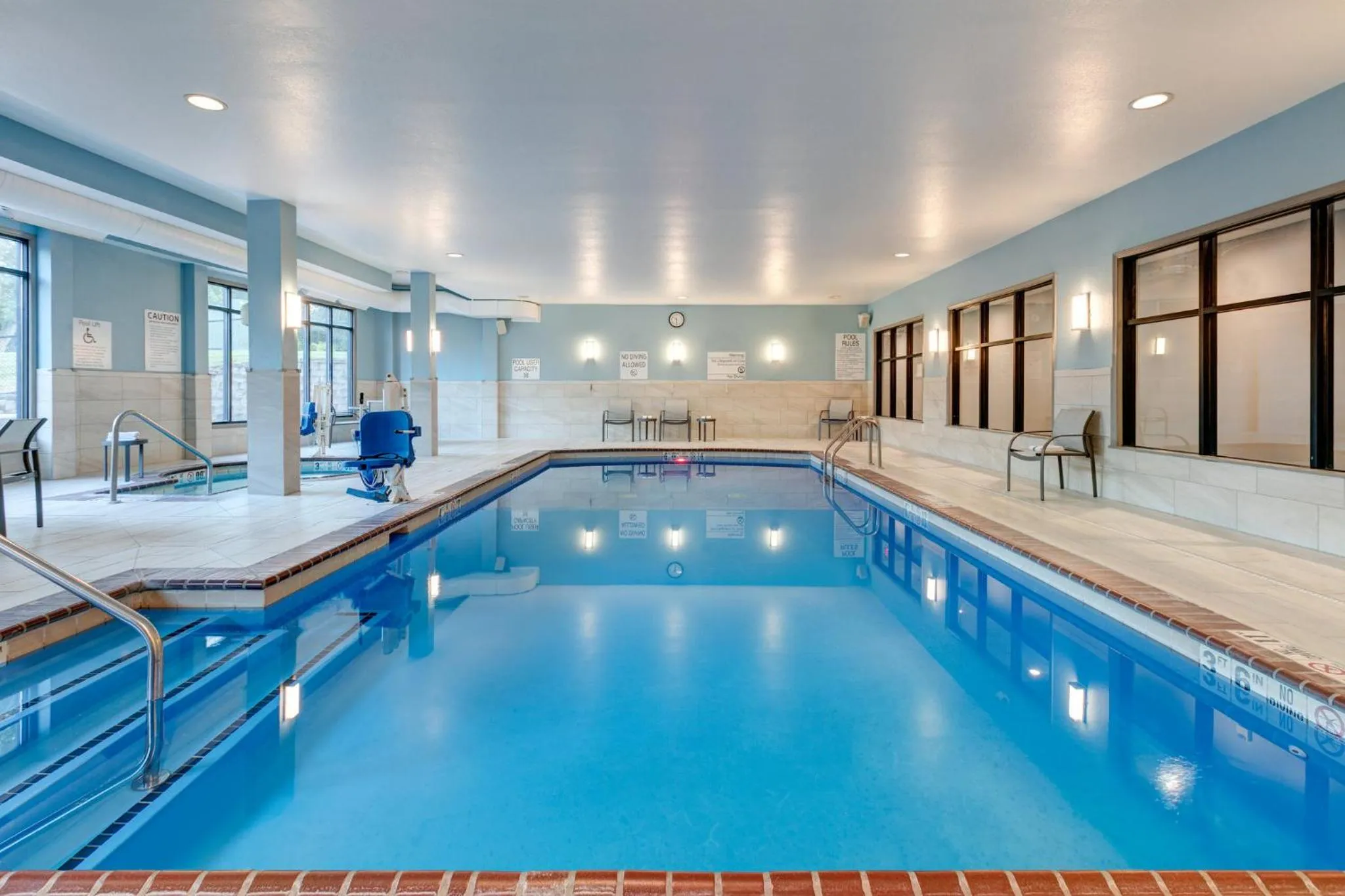 Swimming pool in Holiday Inn Express Hotel and Suites Valparaiso by IHG