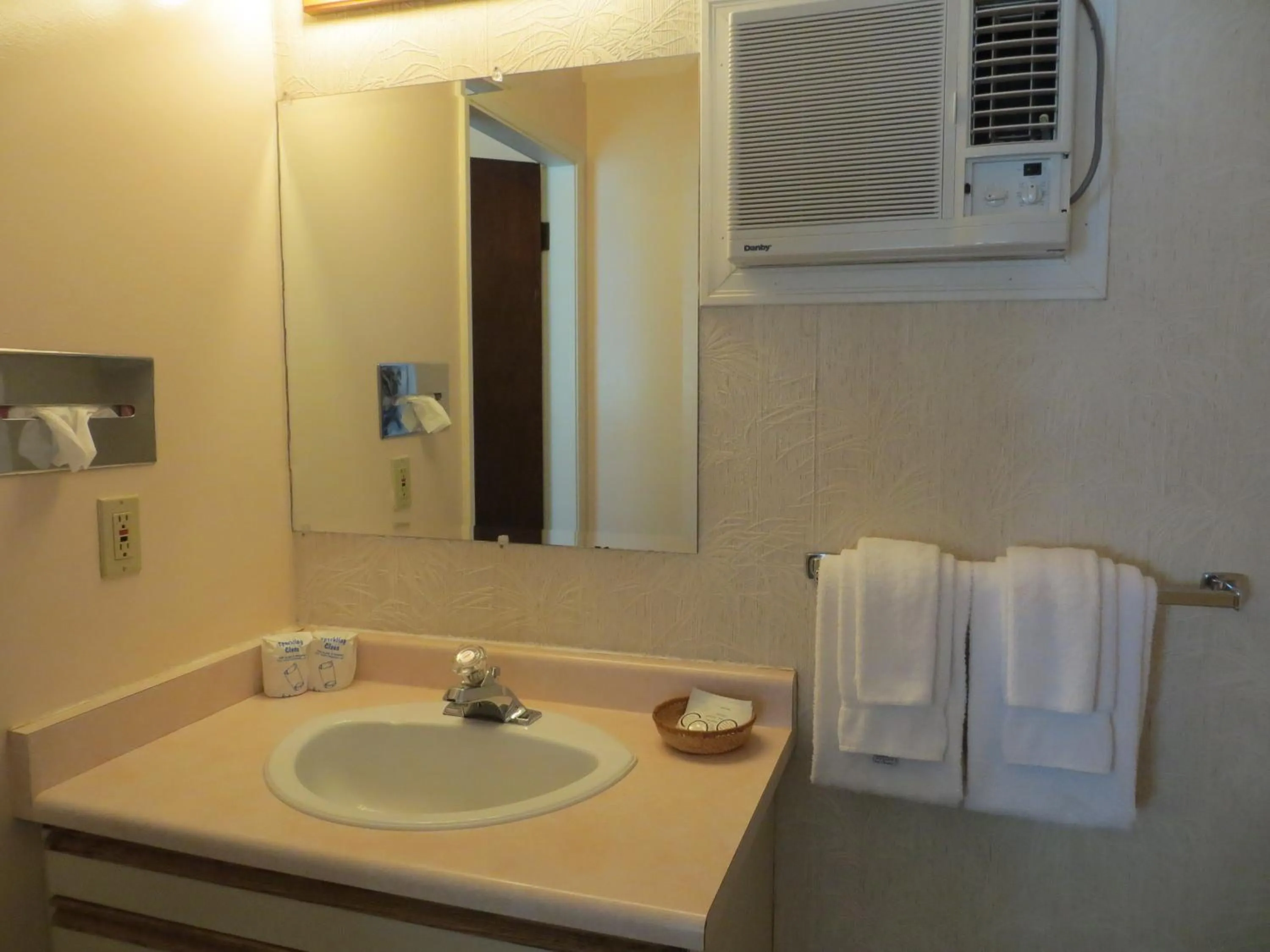 King Room with Sofa Bed in Alpine Motel