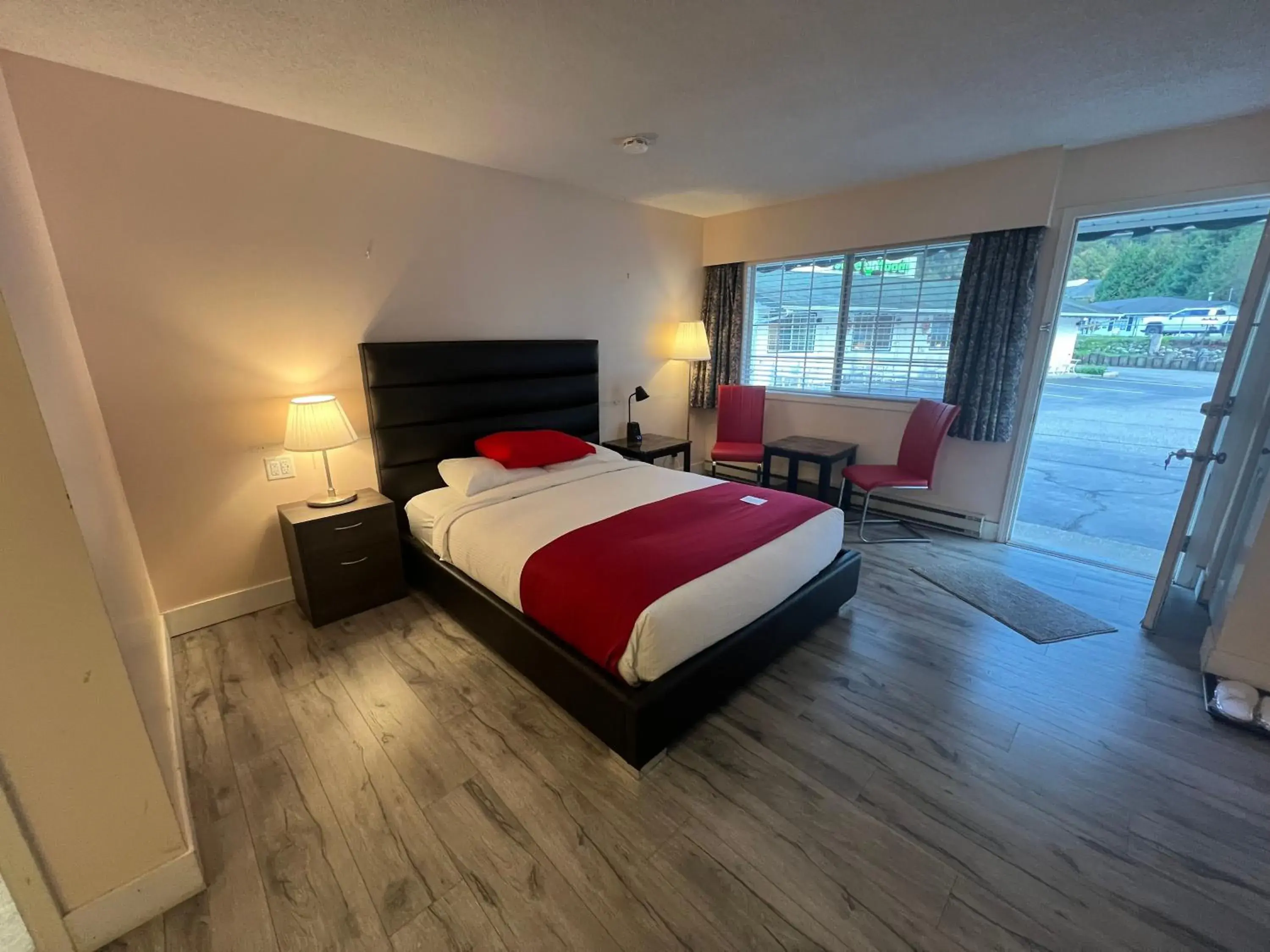 Queen Room in Alpine Motel Queen Room in Alpine Motel