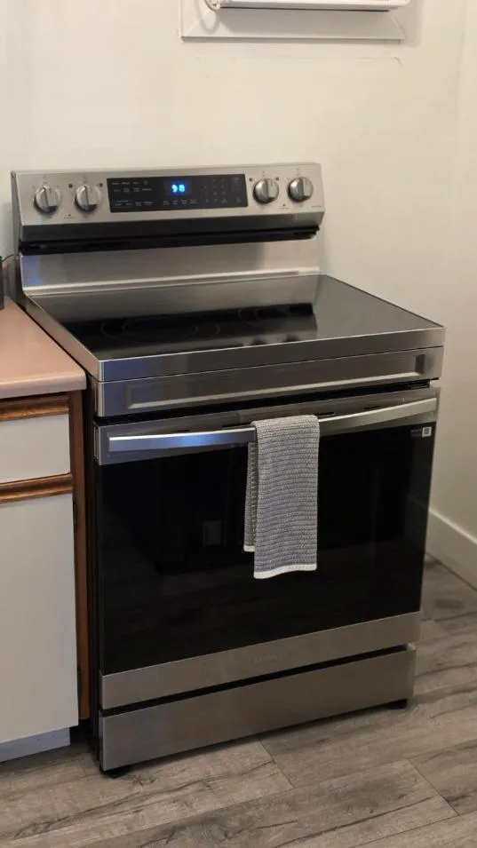 Kitchen or kitchenette in Alpine Motel