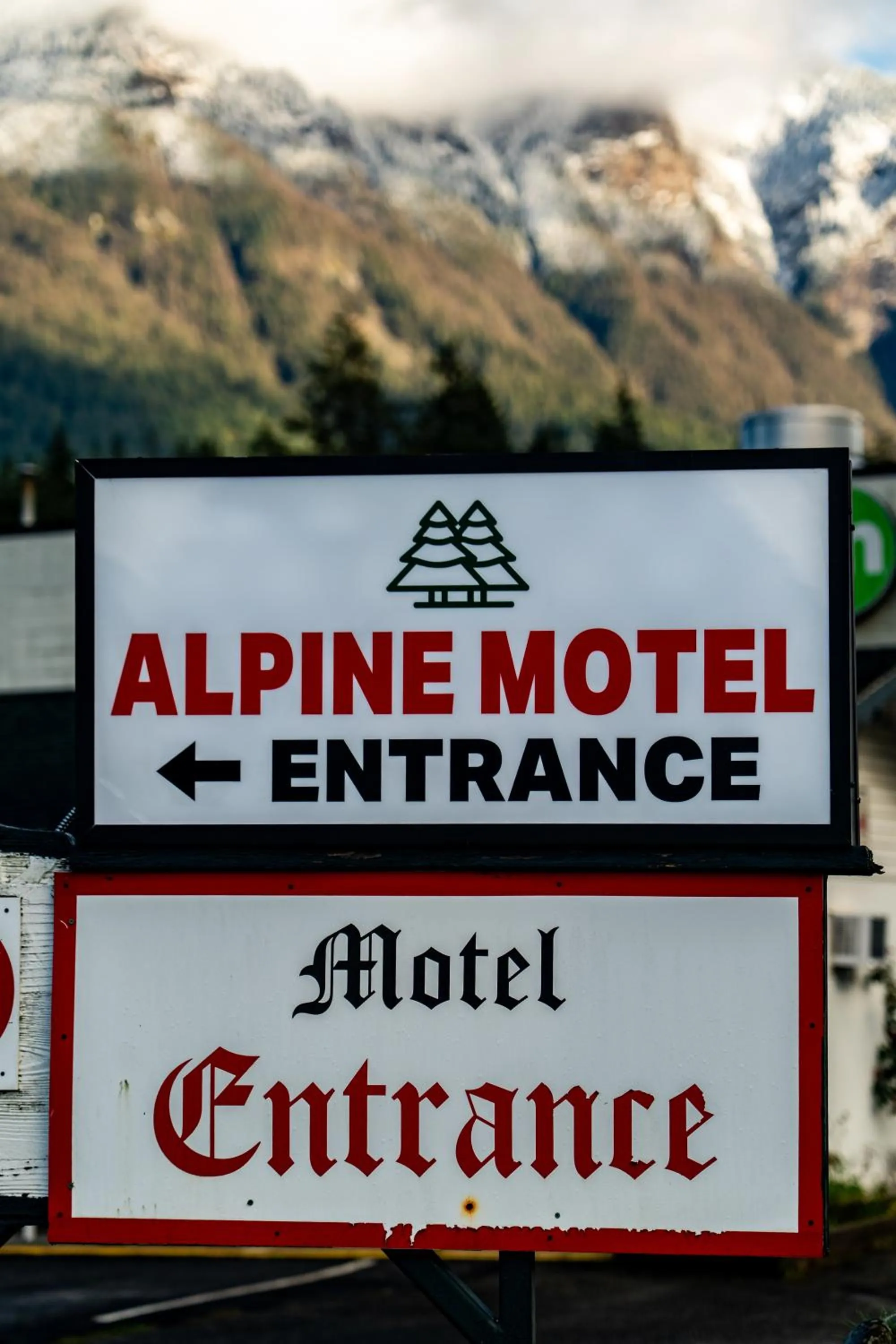 Facade/entrance in Alpine Motel