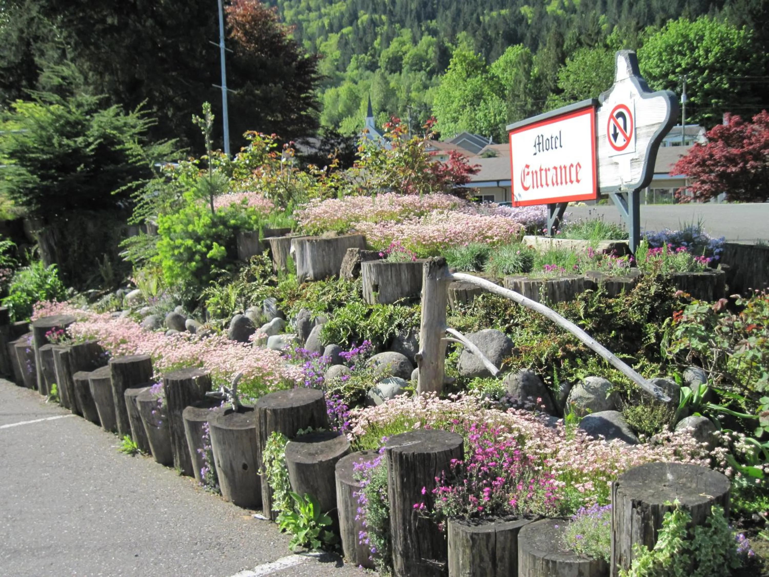 Garden view in Alpine Motel
