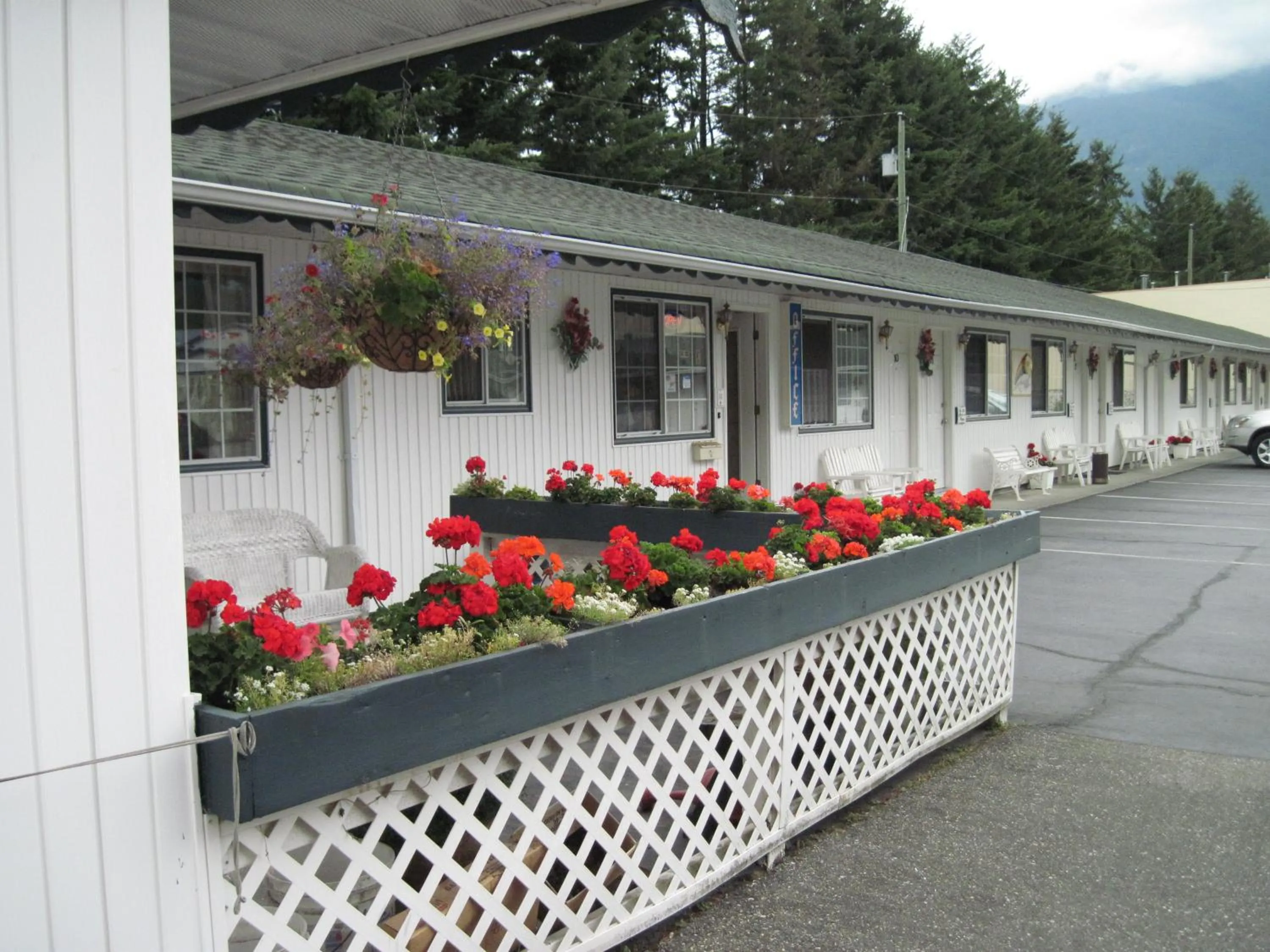 Facade/entrance in Alpine Motel