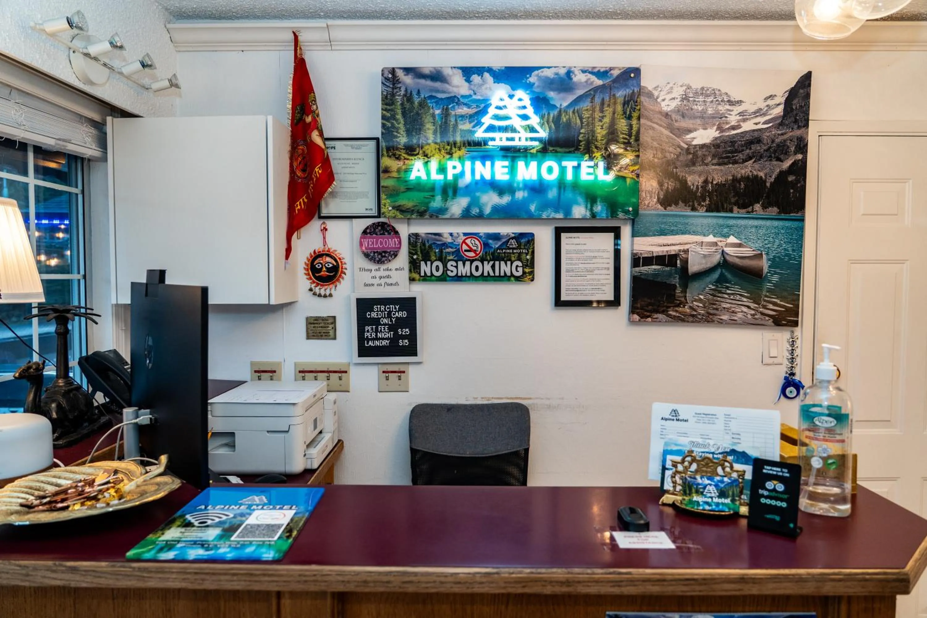 Lobby or reception in Alpine Motel