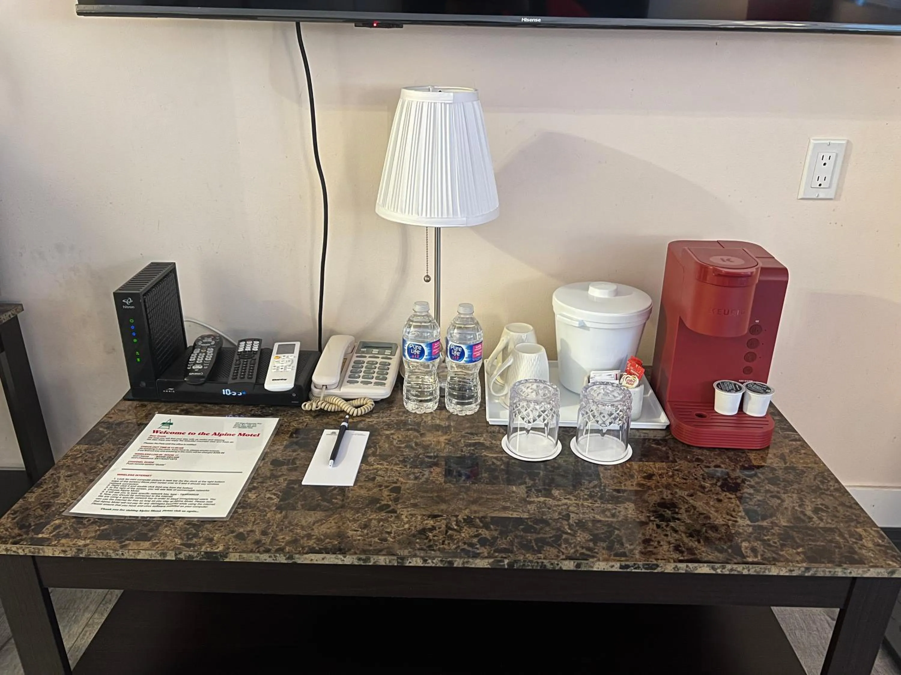 Coffee/tea facilities in Alpine Motel