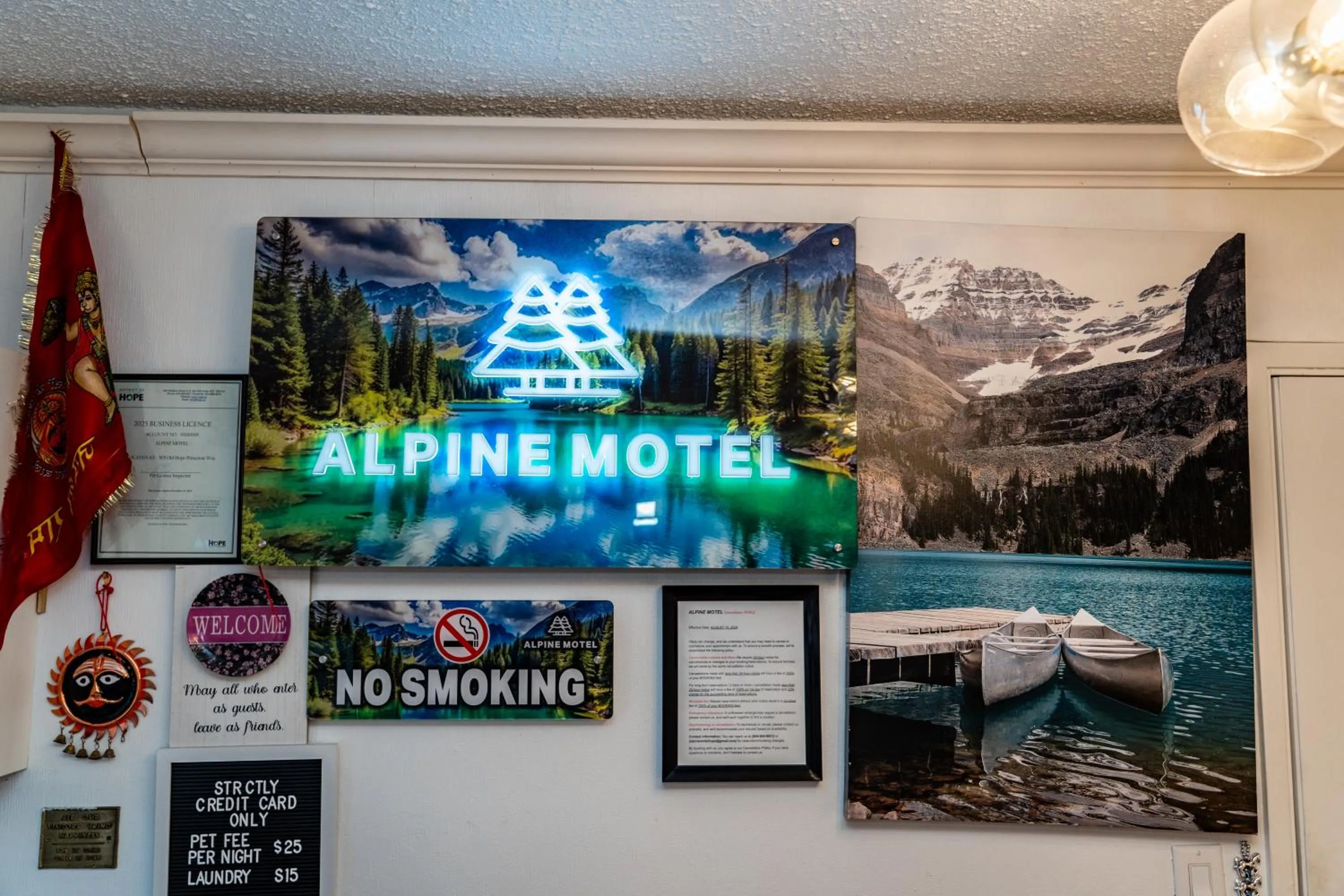 Lobby or reception in Alpine Motel