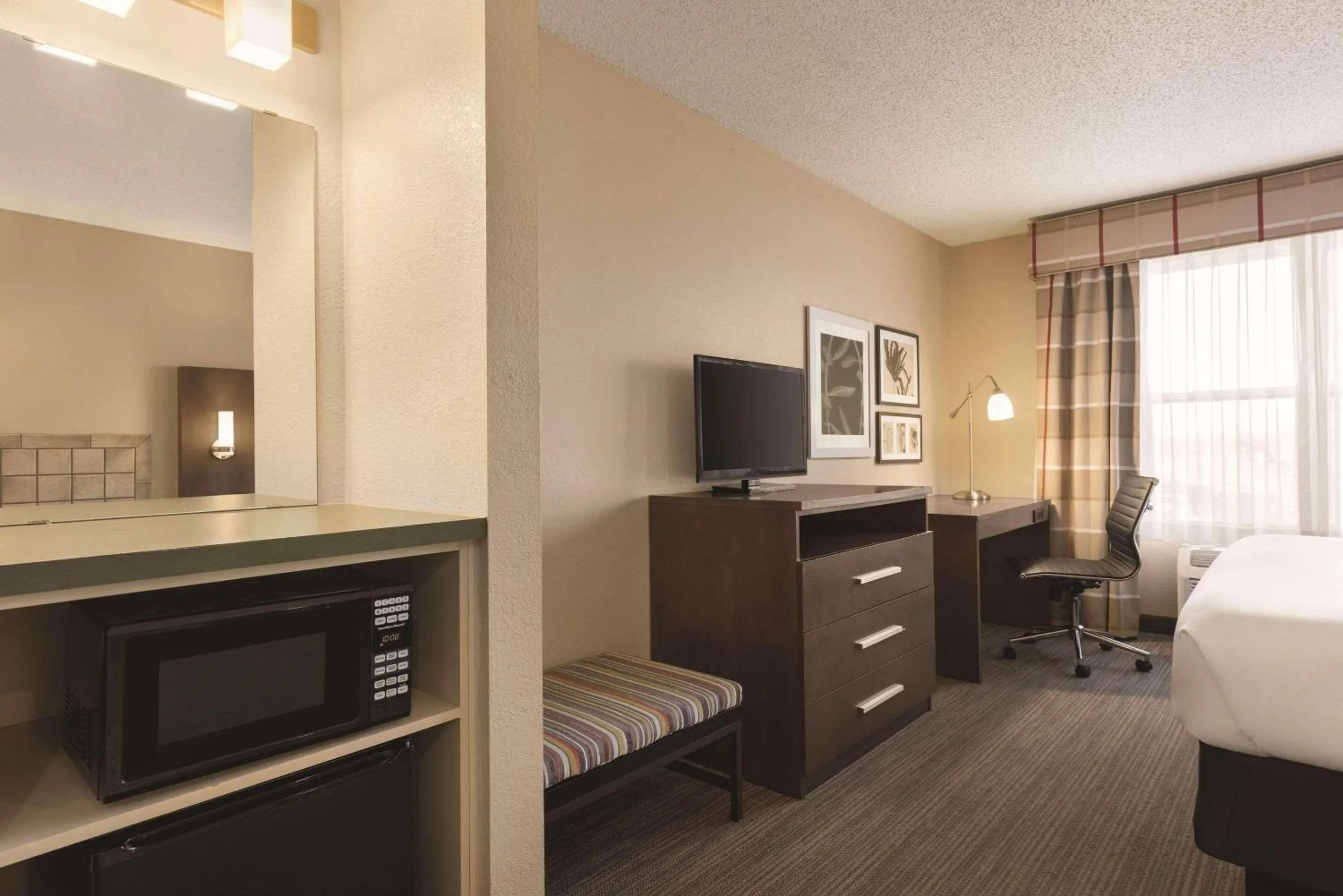 Bedroom, Bed in Country Inn & Suites by Radisson, Forest Lake, MN