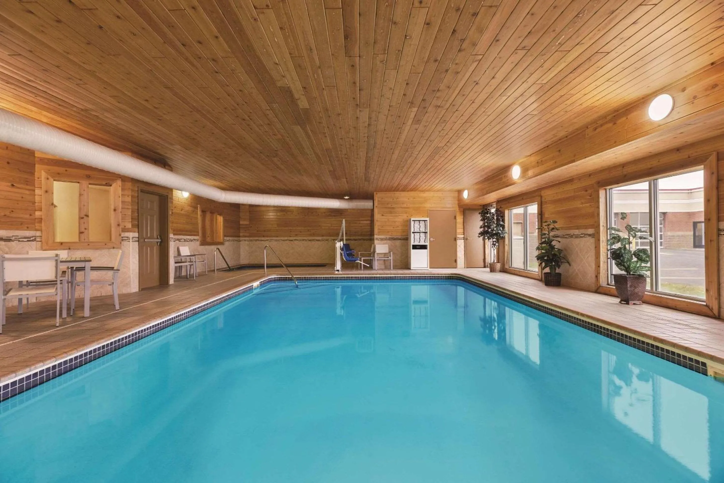 Swimming pool in Country Inn & Suites by Radisson, Forest Lake, MN