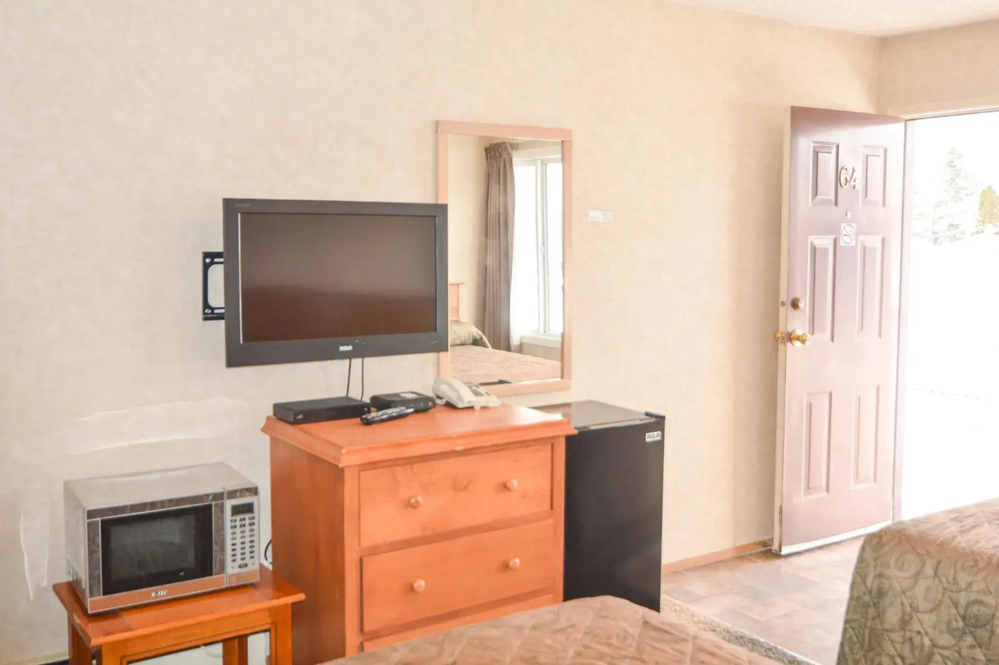 Deluxe Queen Room in Shoreline Resort Condominiums Deluxe Queen Room in Shoreline Resort Condominiums