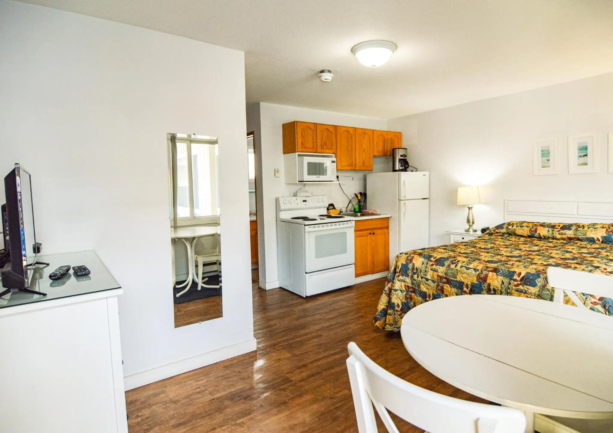kitchen, Bed in Shoreline Resort Condominiums