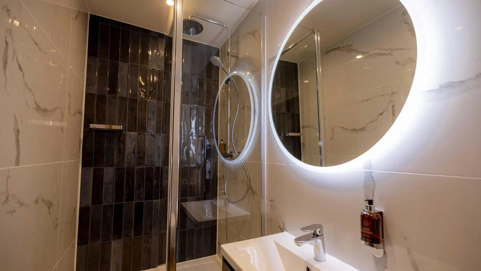 Bathroom in Brisbane House Hotel