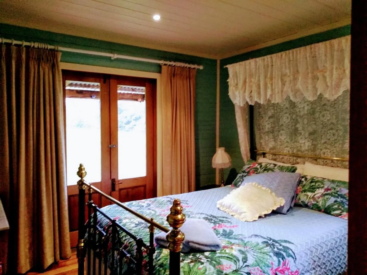 Bed in Colby Cottages, Wooragee near Beechworth