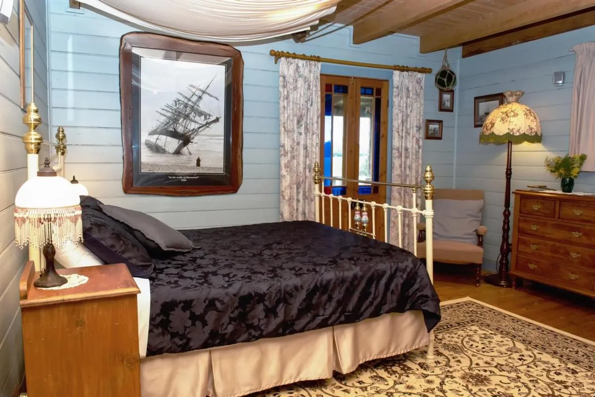 Bed in Colby Cottages, Wooragee near Beechworth