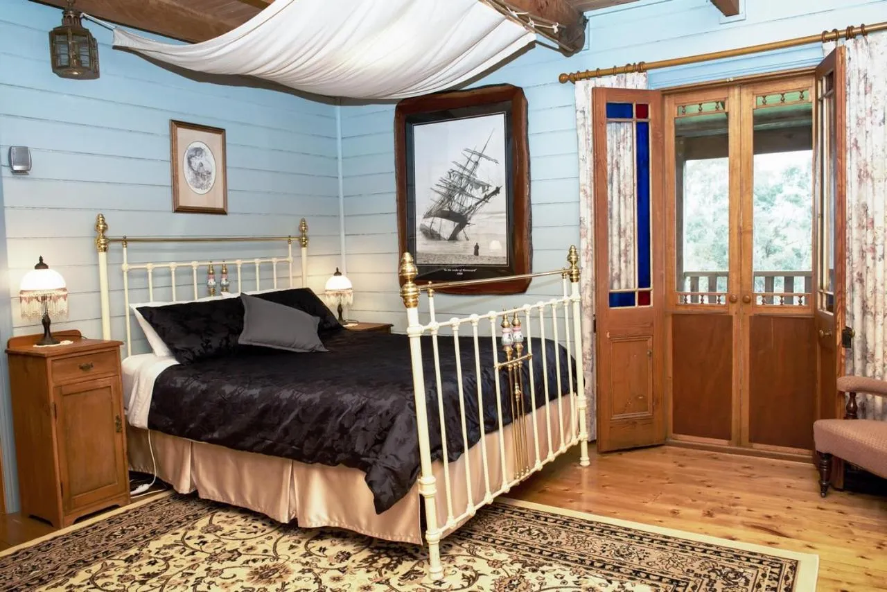 Bed in Colby Cottages, Wooragee near Beechworth