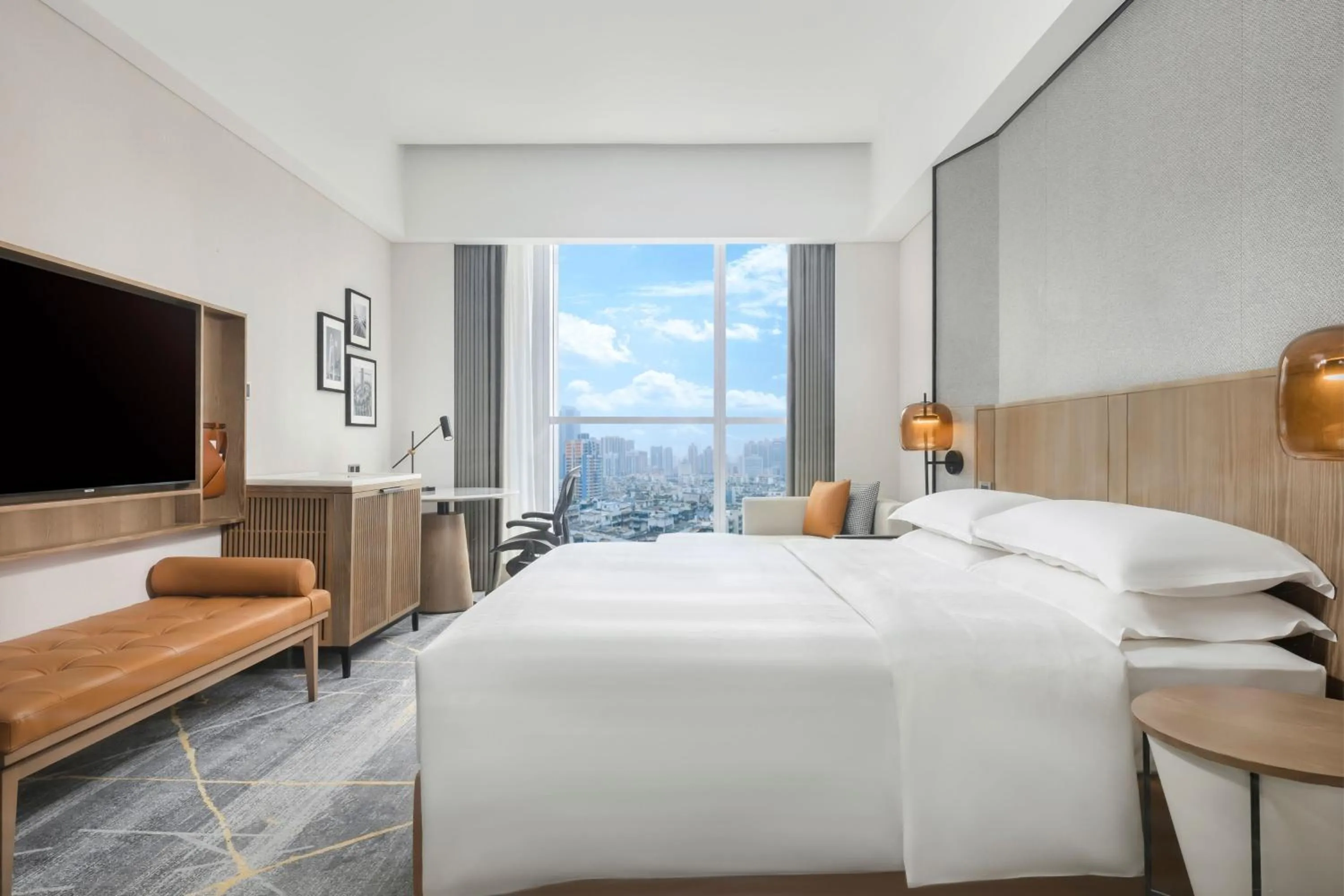 Photo of the whole room, Bed in Sheraton Guangzhou Hotel