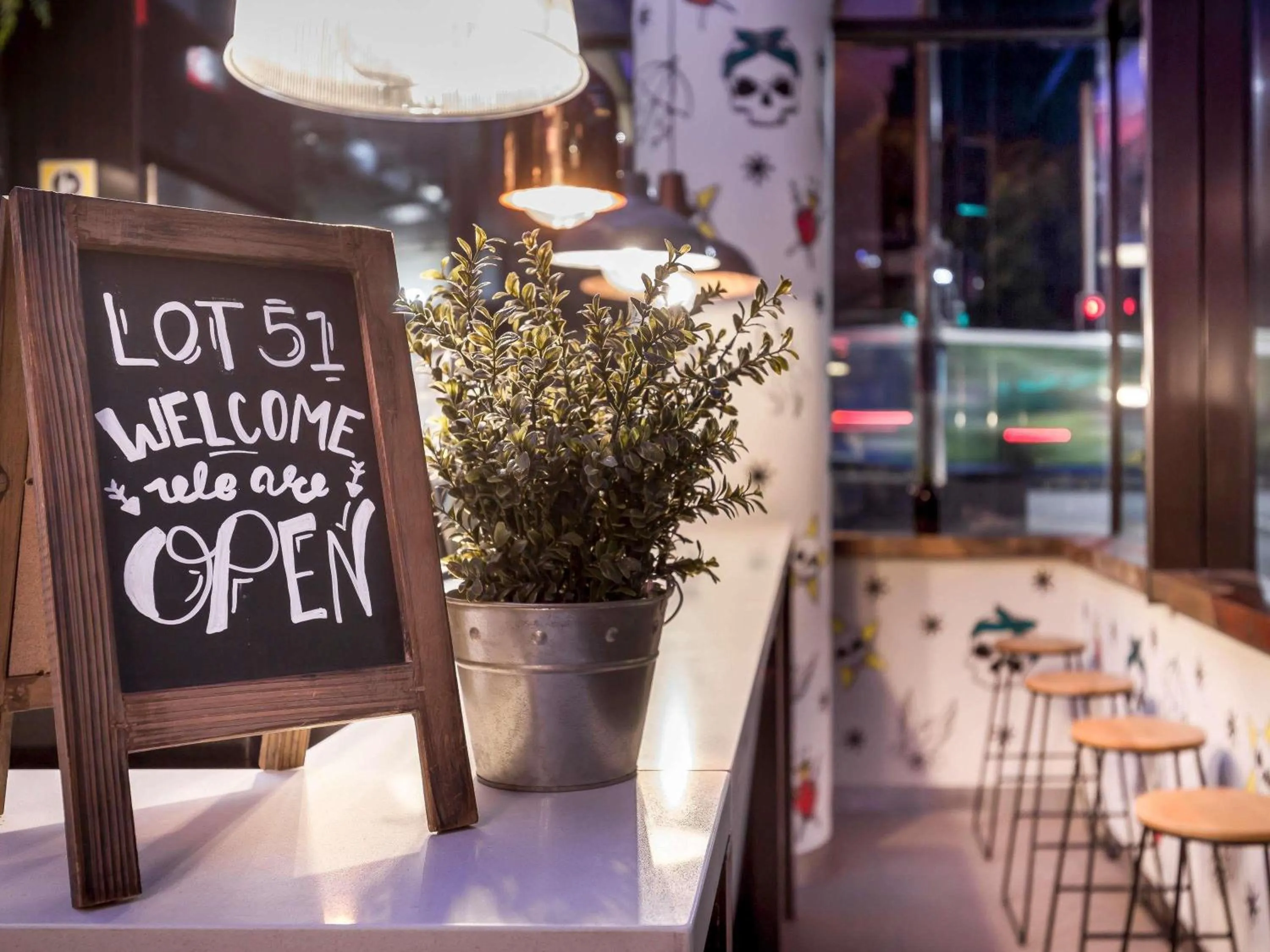 Lounge or bar in ibis Sydney Barangaroo