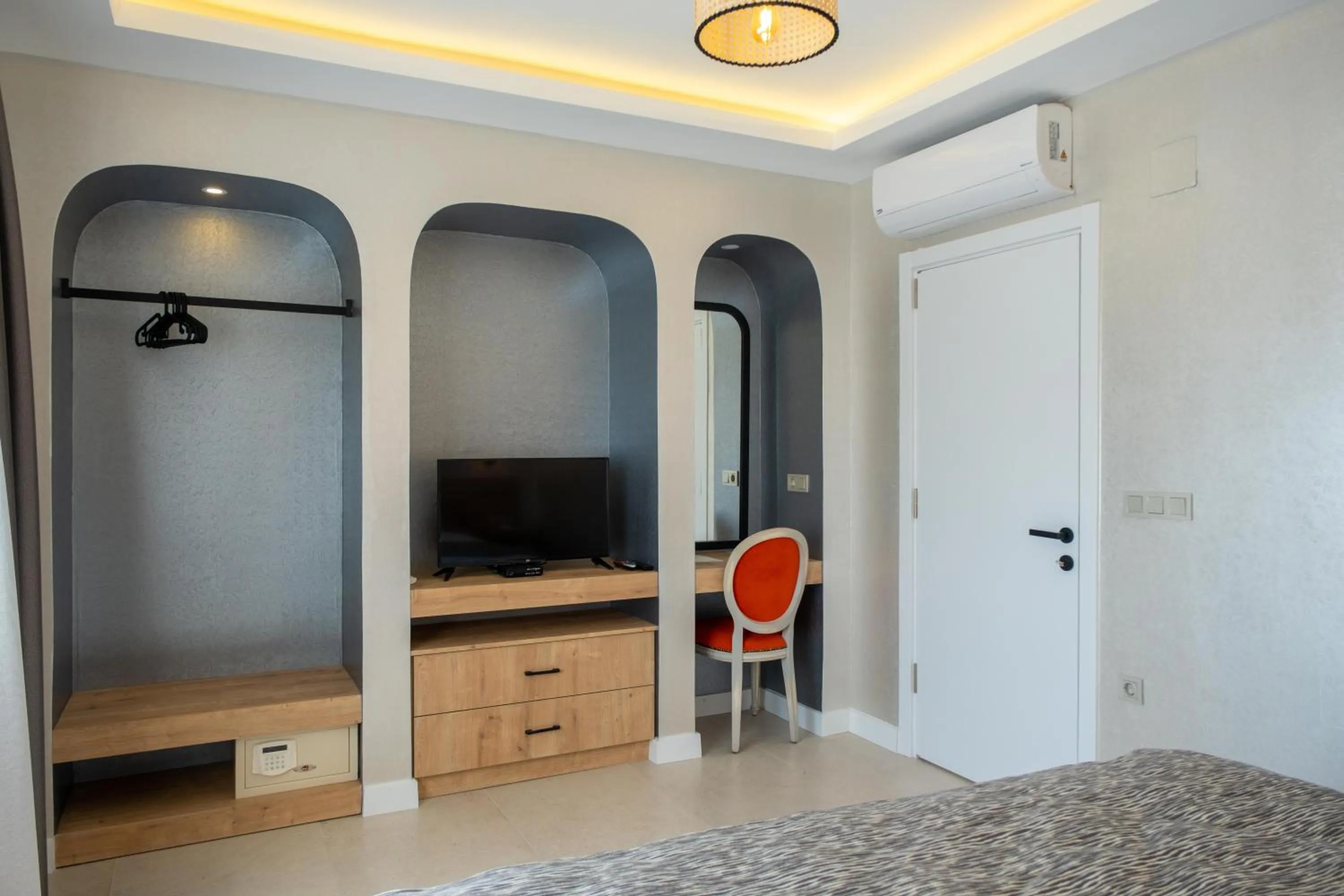 Communal lounge/ TV room, Bed in Sea Breeze Hotel and Apartments