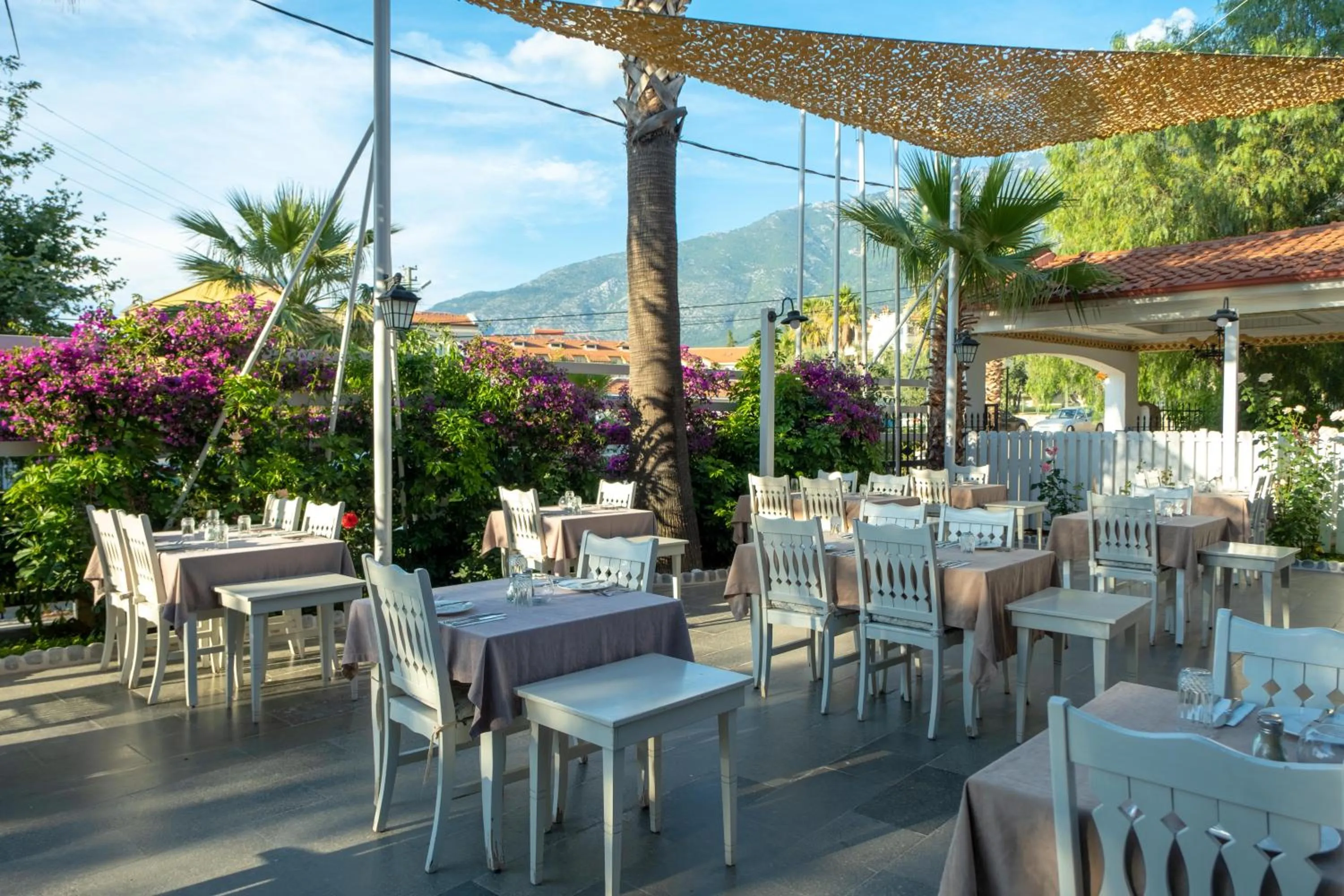 Restaurant/places to eat in Sea Breeze Hotel and Apartments