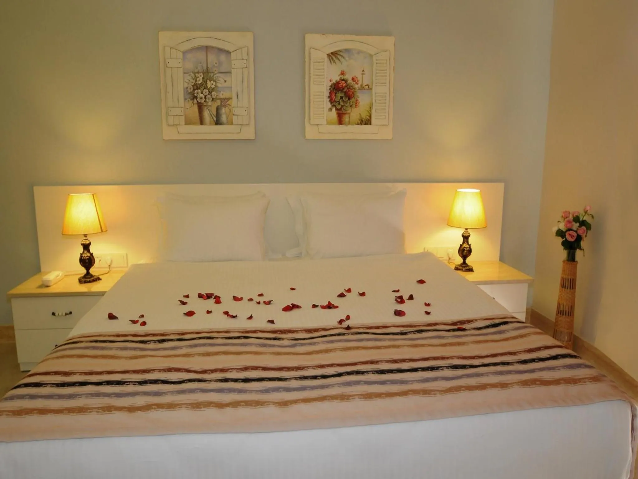 Bed in Sea Breeze Hotel and Apartments