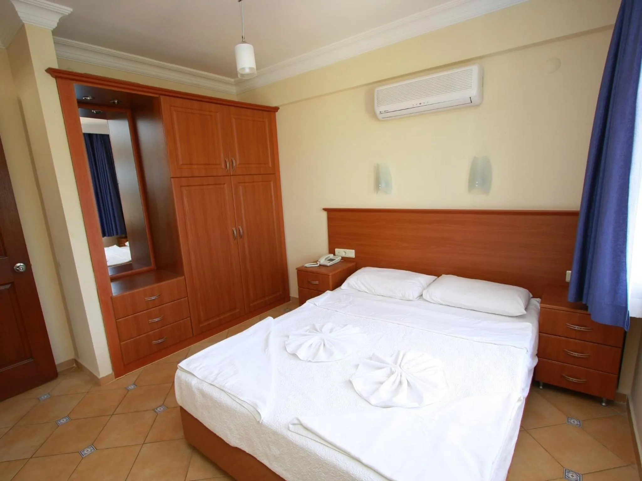 Bed in Sea Breeze Hotel and Apartments