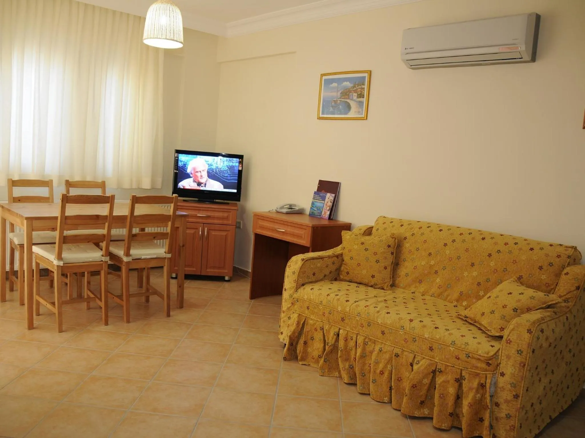 Living room in Sea Breeze Hotel and Apartments