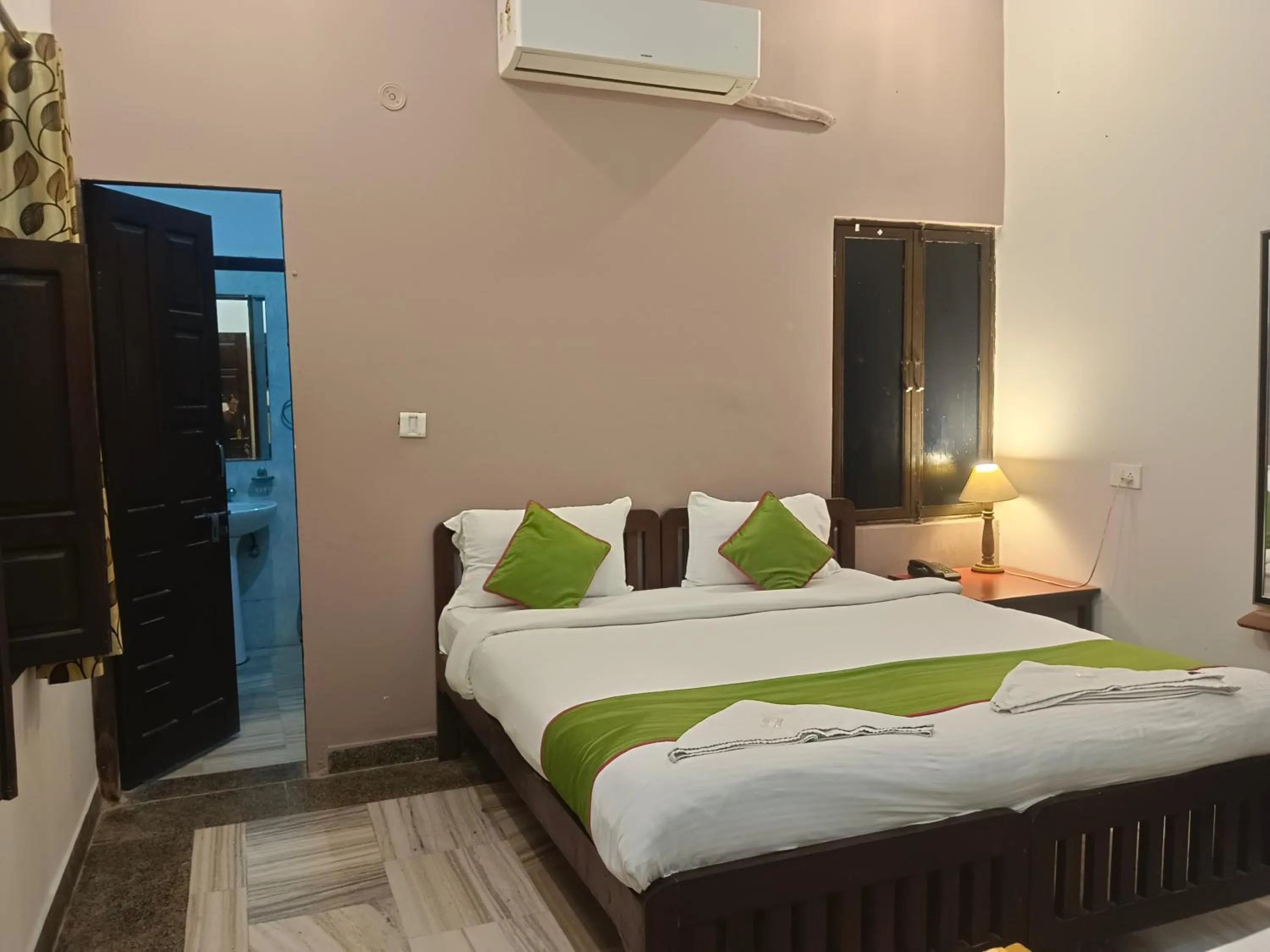 Garden, Bed in Hotel Mewad Haveli Pushkar