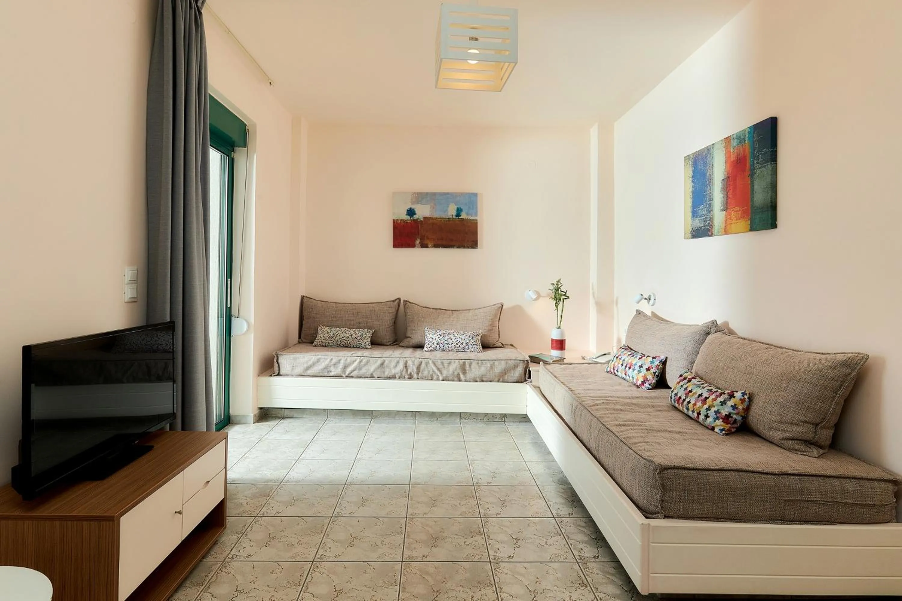 TV and multimedia in Bella Vista Hotel "by Checkin"