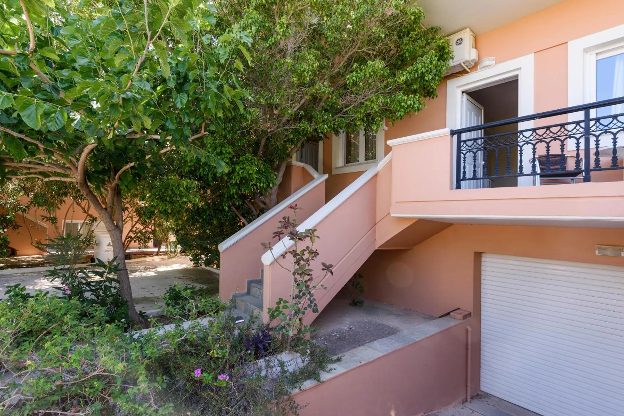 Poseidon Studios & Apartments