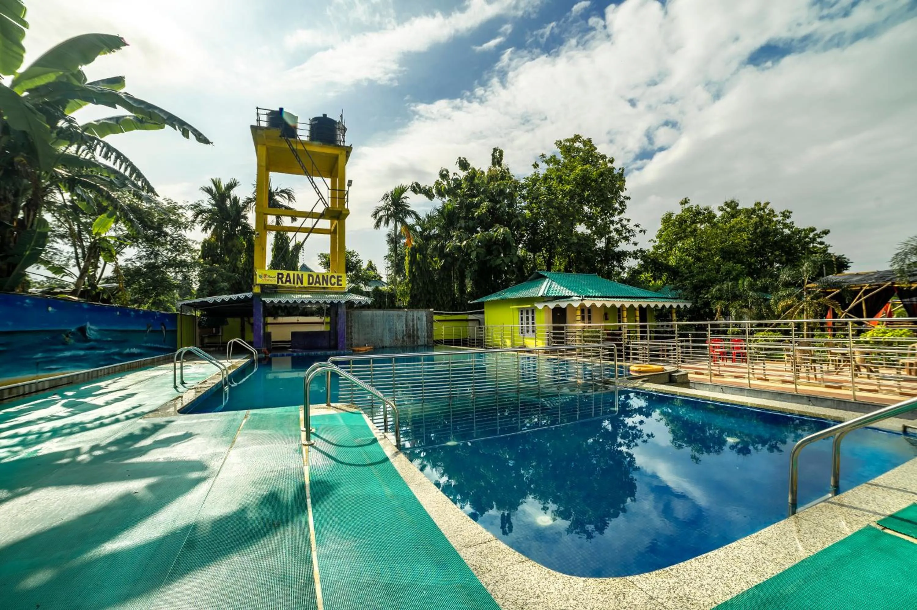 Swimming pool in Resort Trimurti