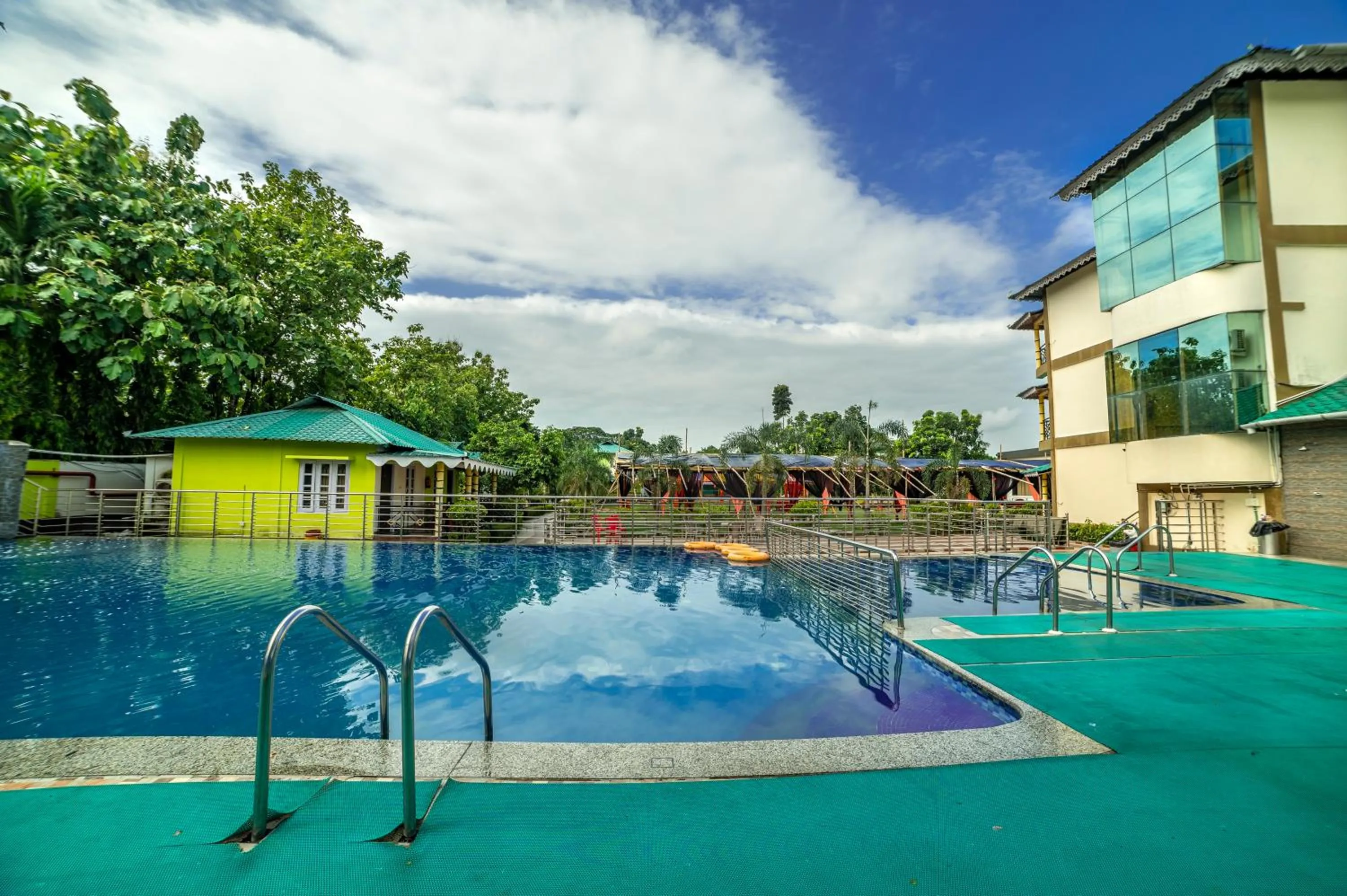 Swimming pool in Resort Trimurti