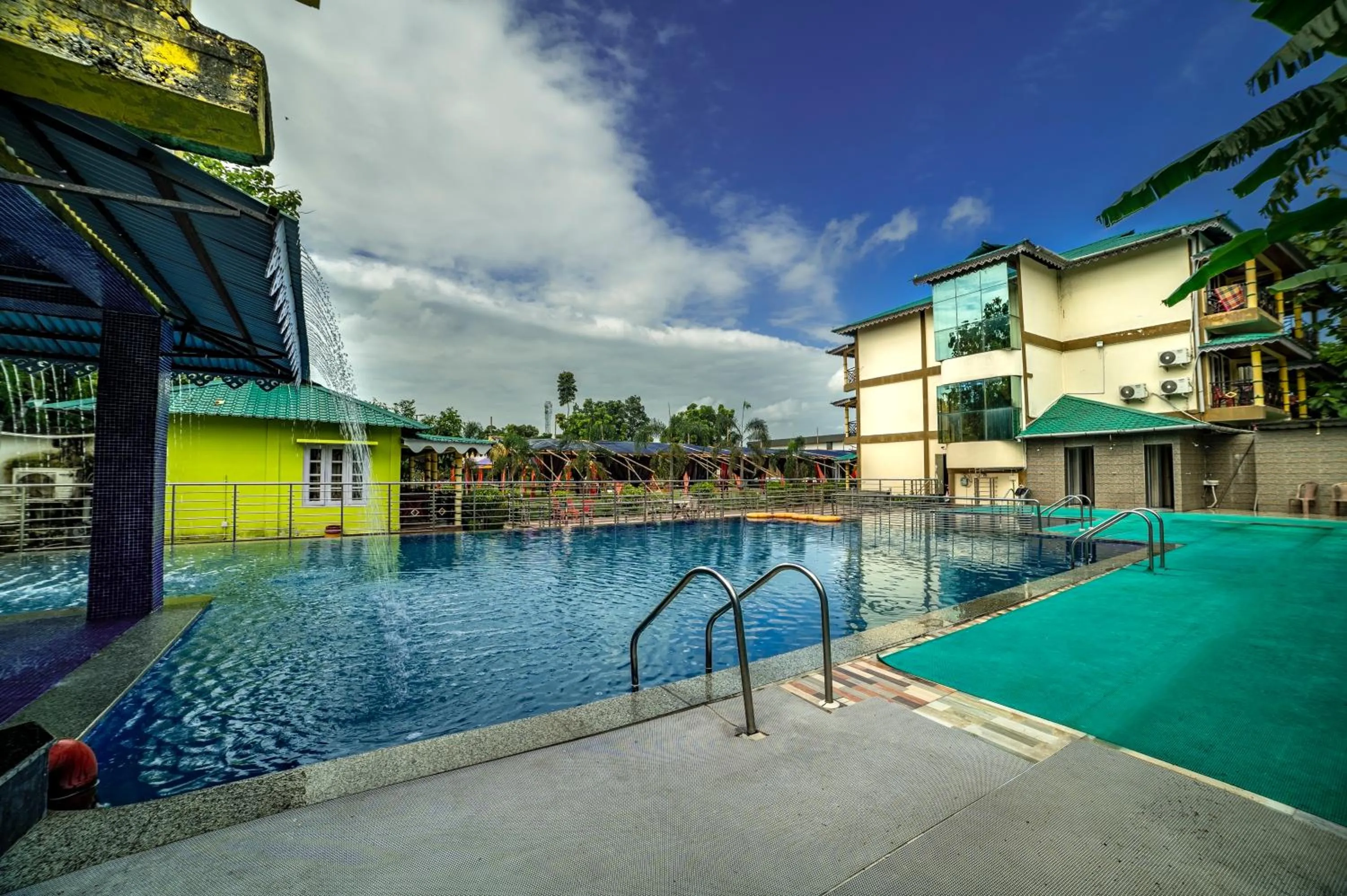 Swimming pool in Resort Trimurti