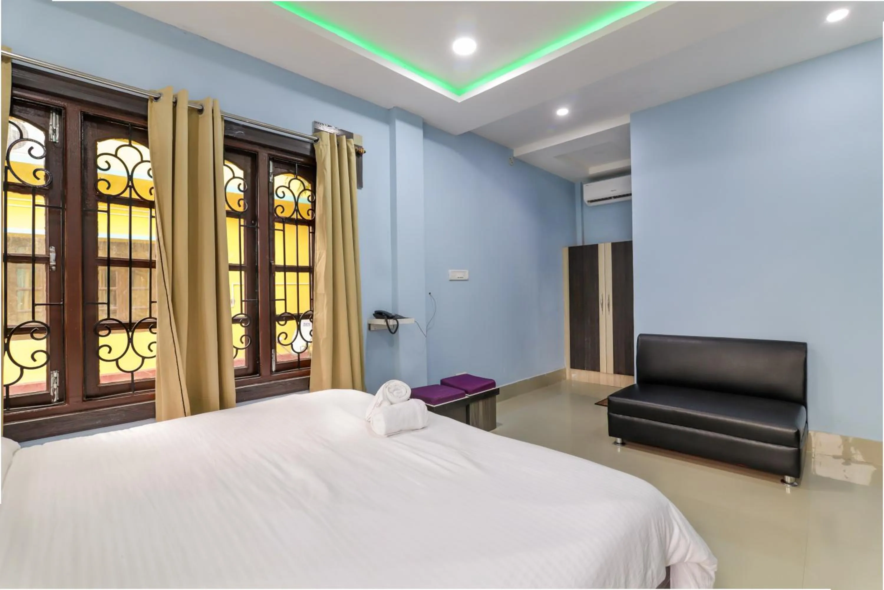 Photo of the whole room, Bed in Resort Trimurti