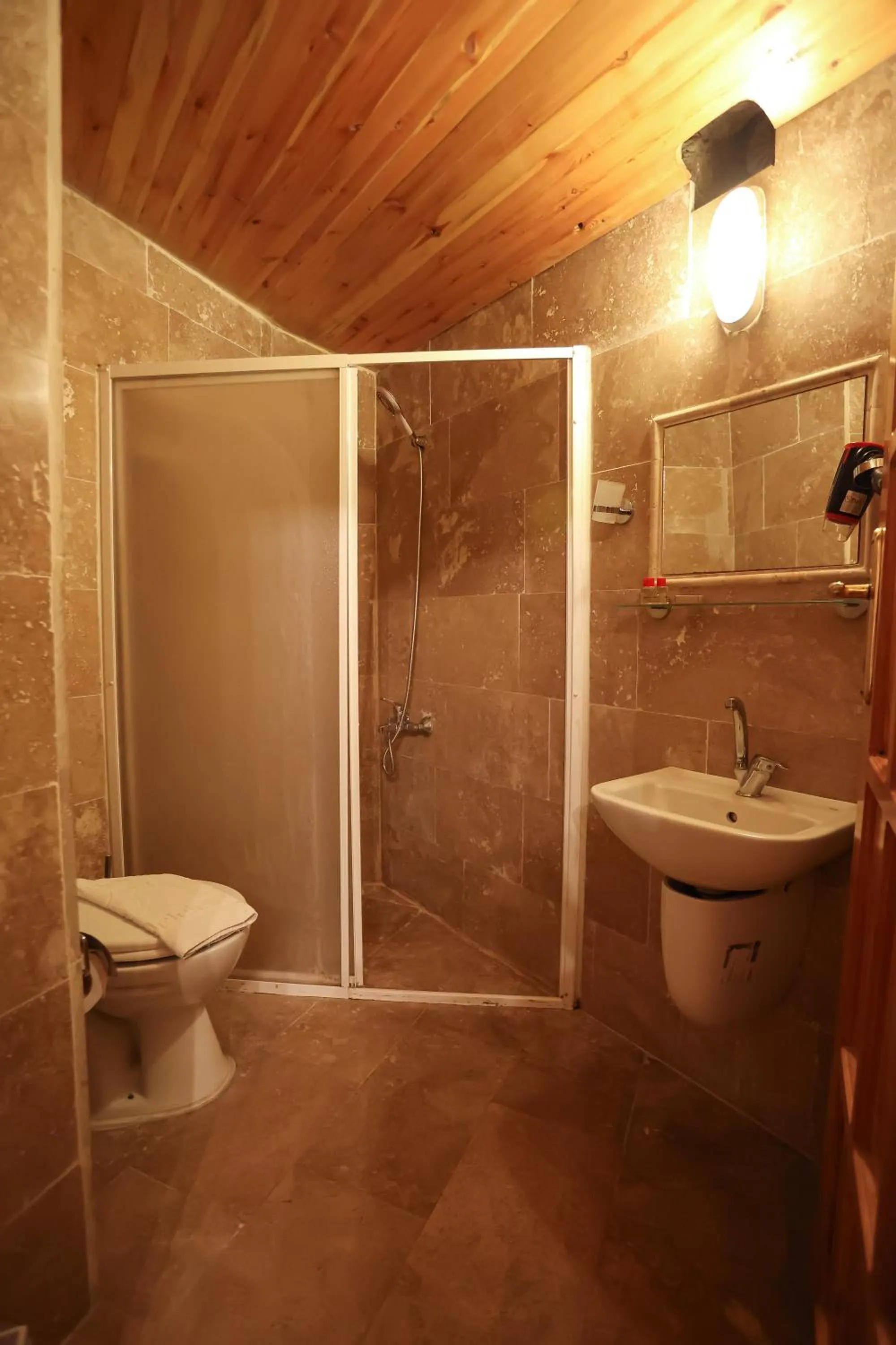 Shower in Kookaburra Hotel