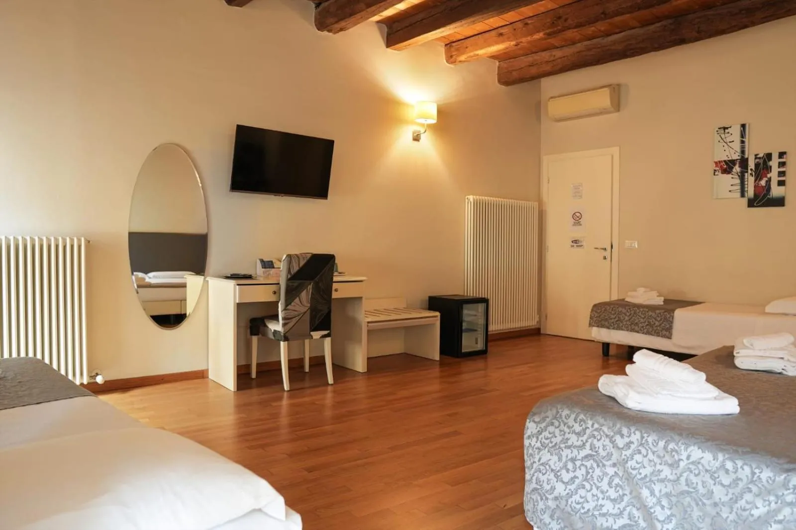 Photo of the whole room, Bed in Honey Rooms Ferrara