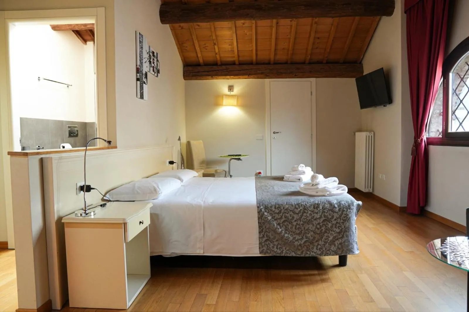 Bed in Honey Rooms Ferrara