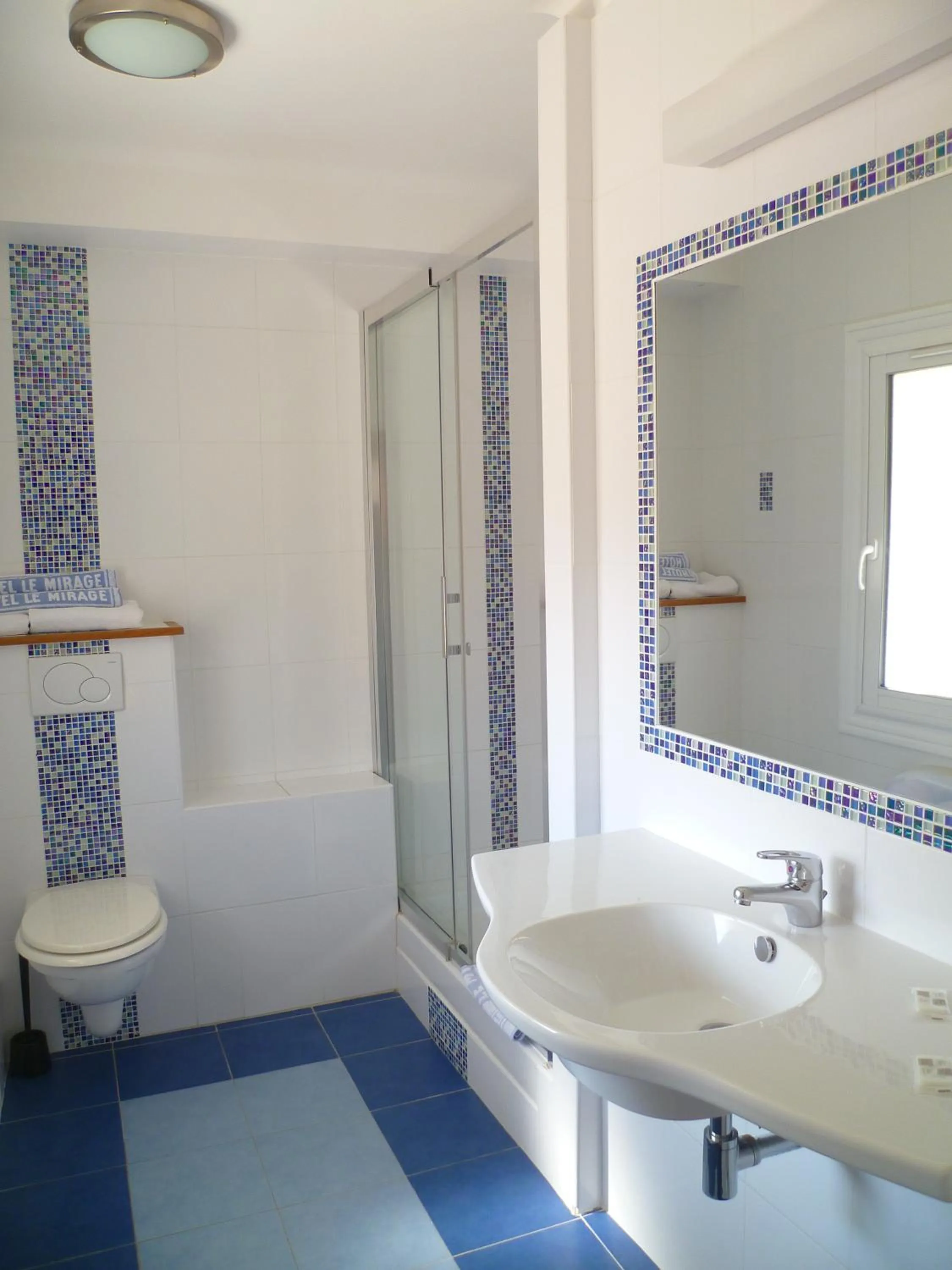 Bathroom in Hôtel Le Mirage