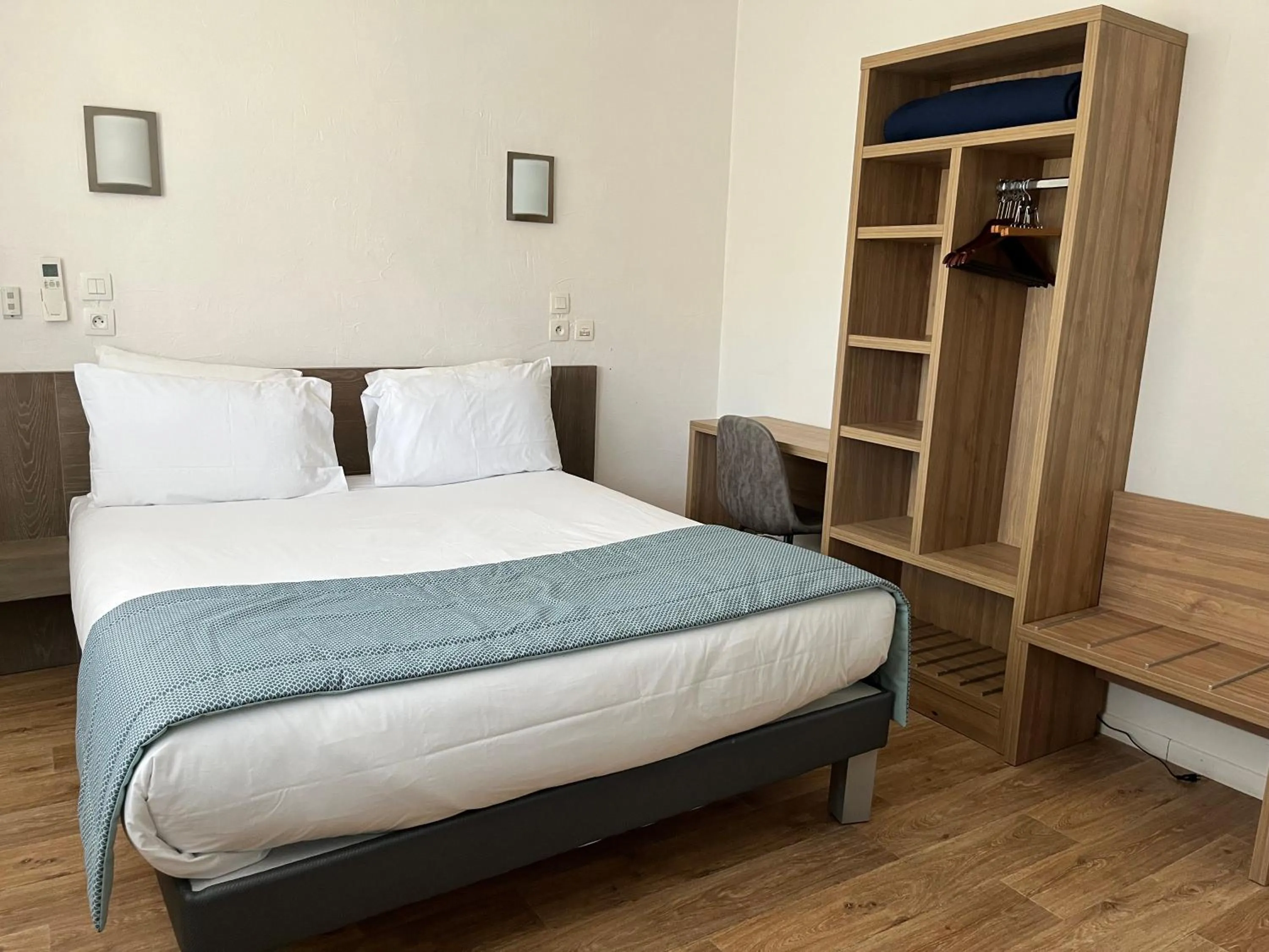 Bedroom, Bed in Hôtel Le Mirage