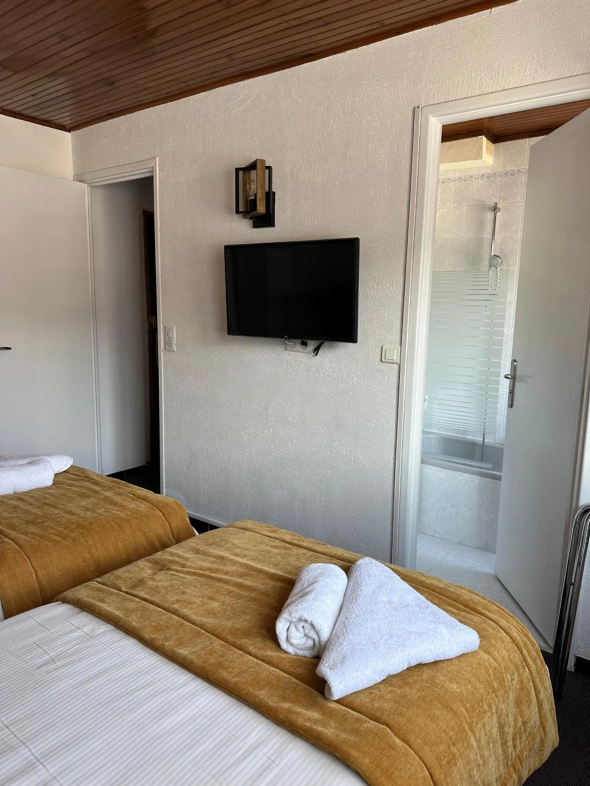 Bed in Hôtel Le Blainon